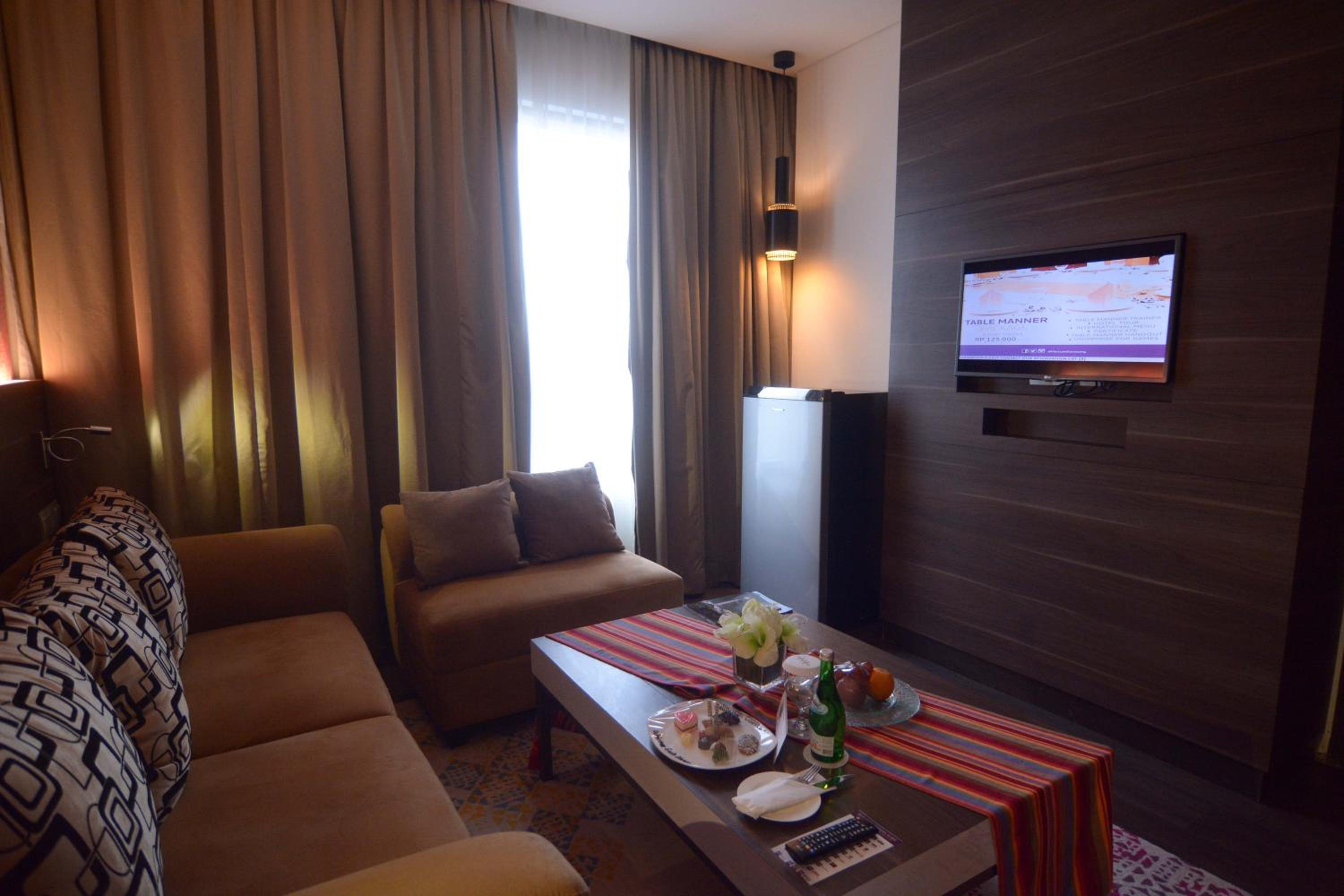 Business Suite with King Bed and Sofa photo 2
