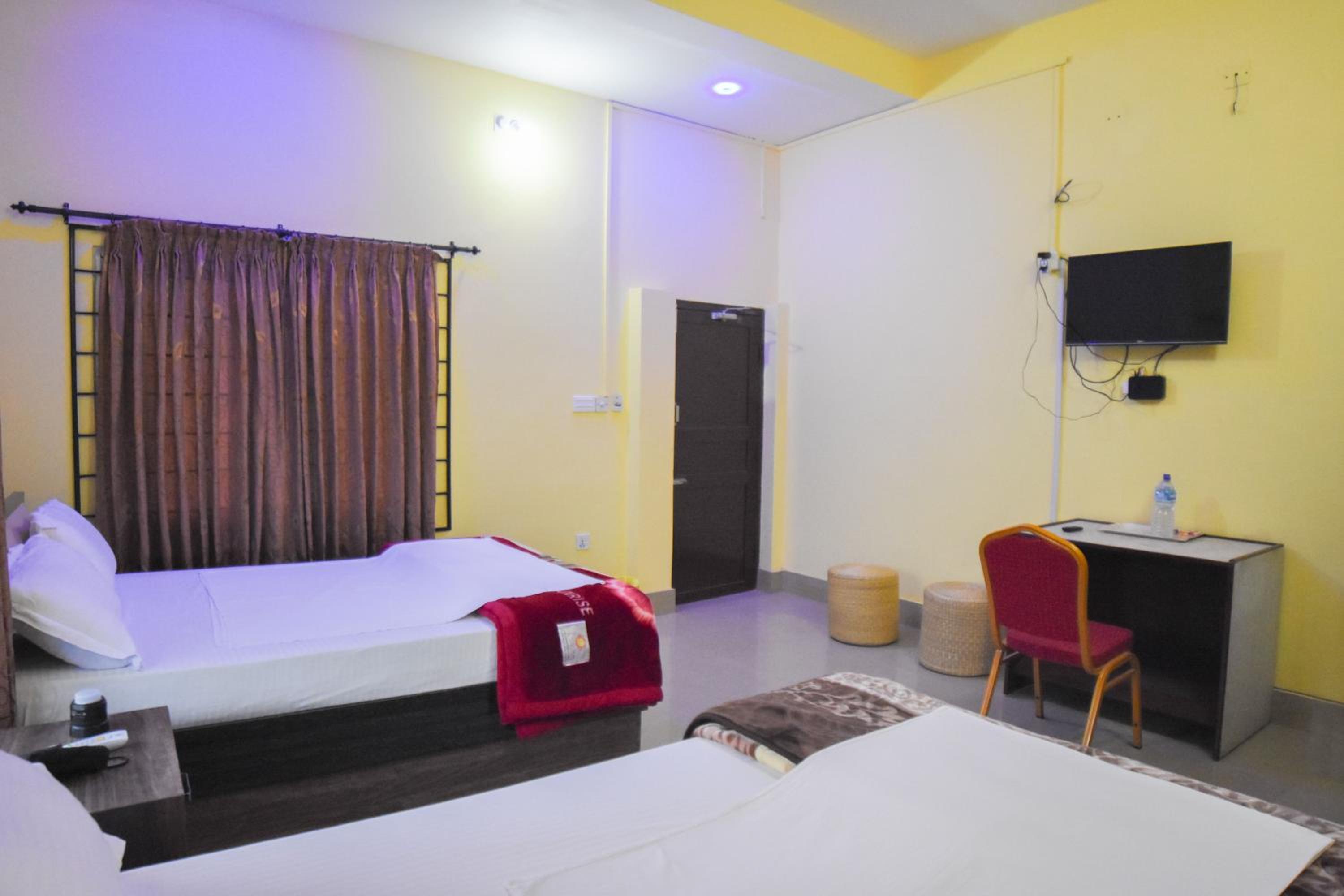 Double or Twin Room with Shared Bathroom photo 1