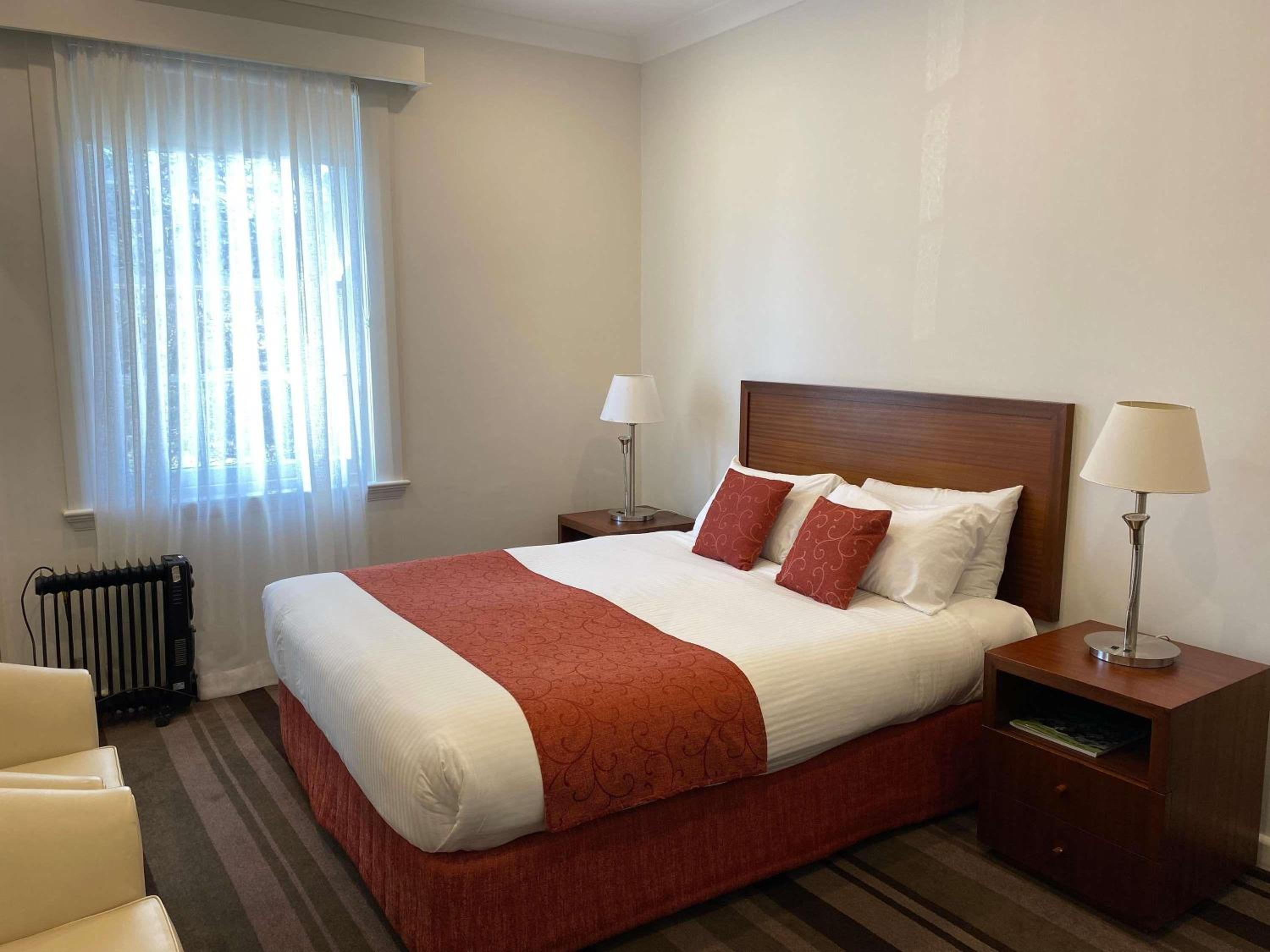 Standard Queen Room with Single Bed