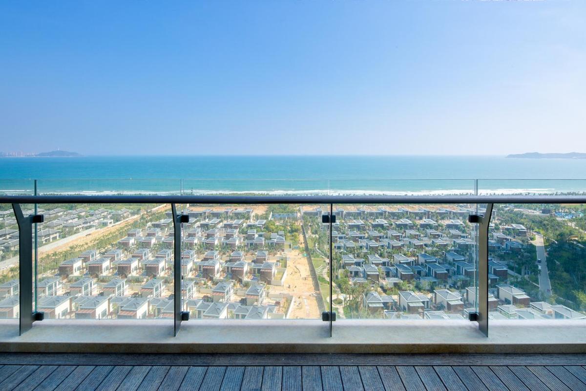 Deluxe Three-Bedroom Suite with Sea View photo 3