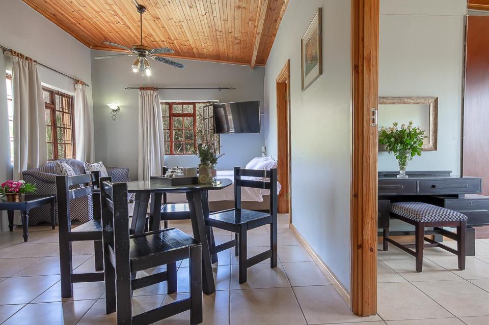 Family Room with Lake View photo 1