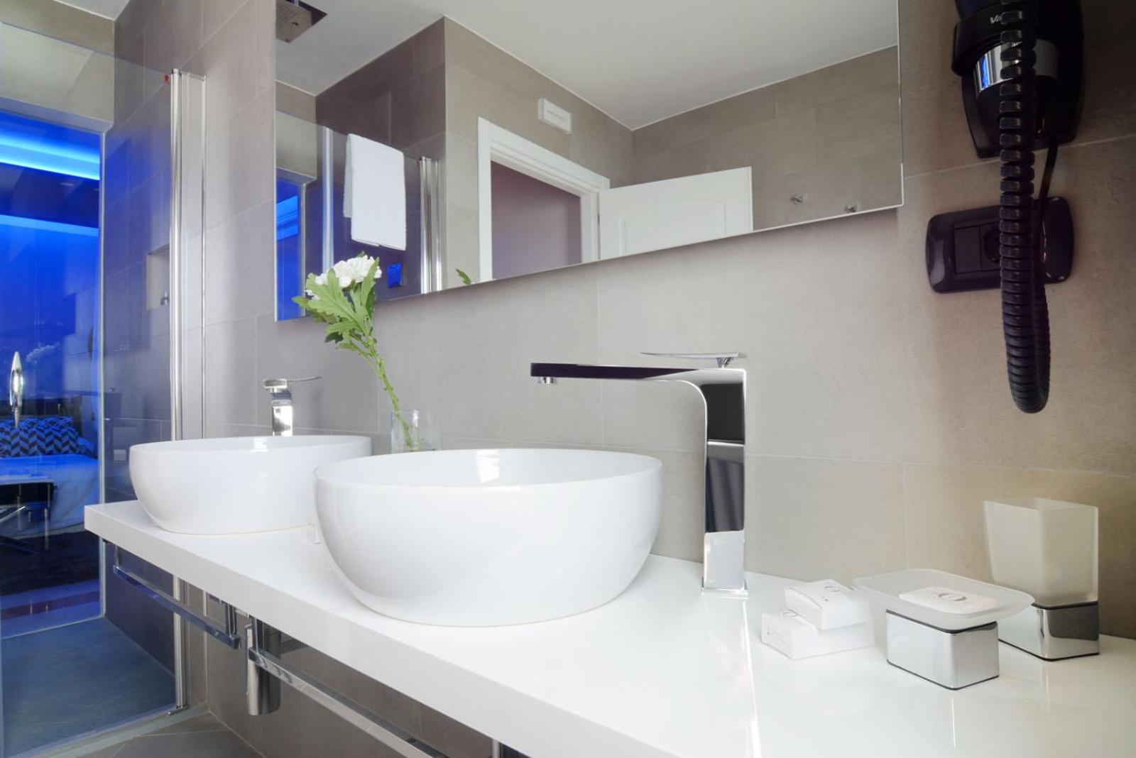 Double Room - Photo 12