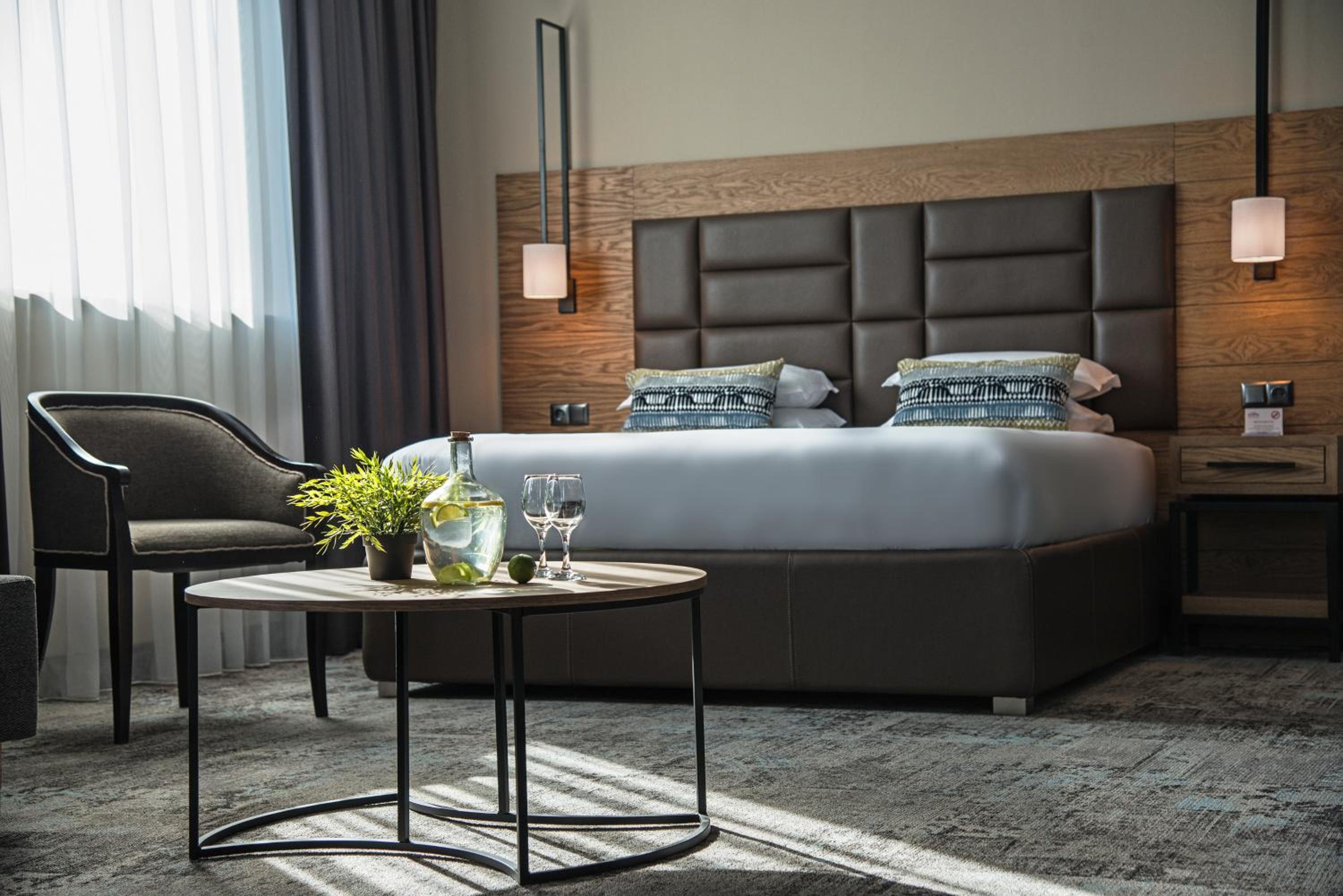 Superior Business Room - King size Bed with Complimentary Water Free WiFi, Free Tea and Coffee Equipment photo 3