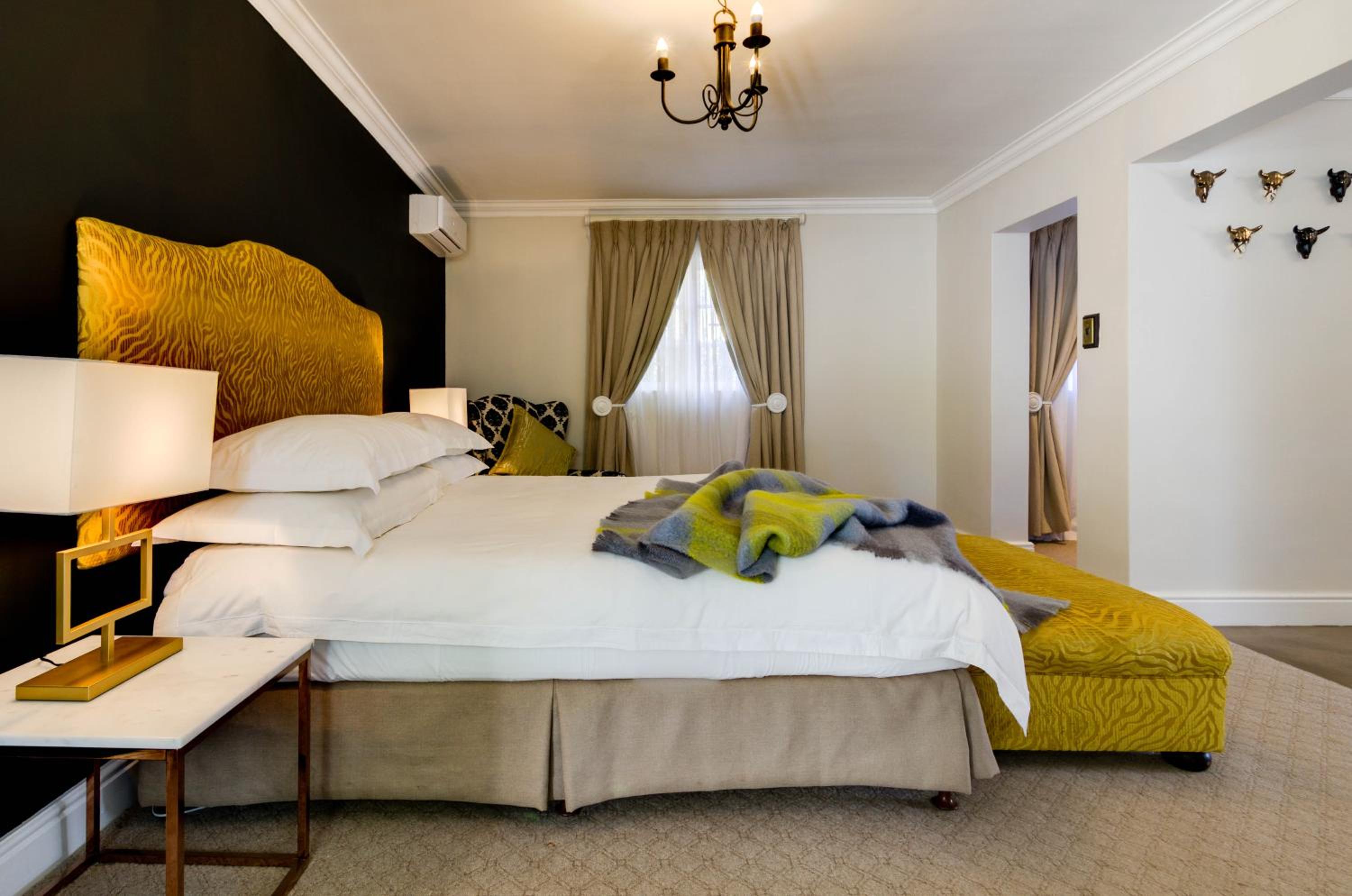Honeymoon Suite - Photo 3