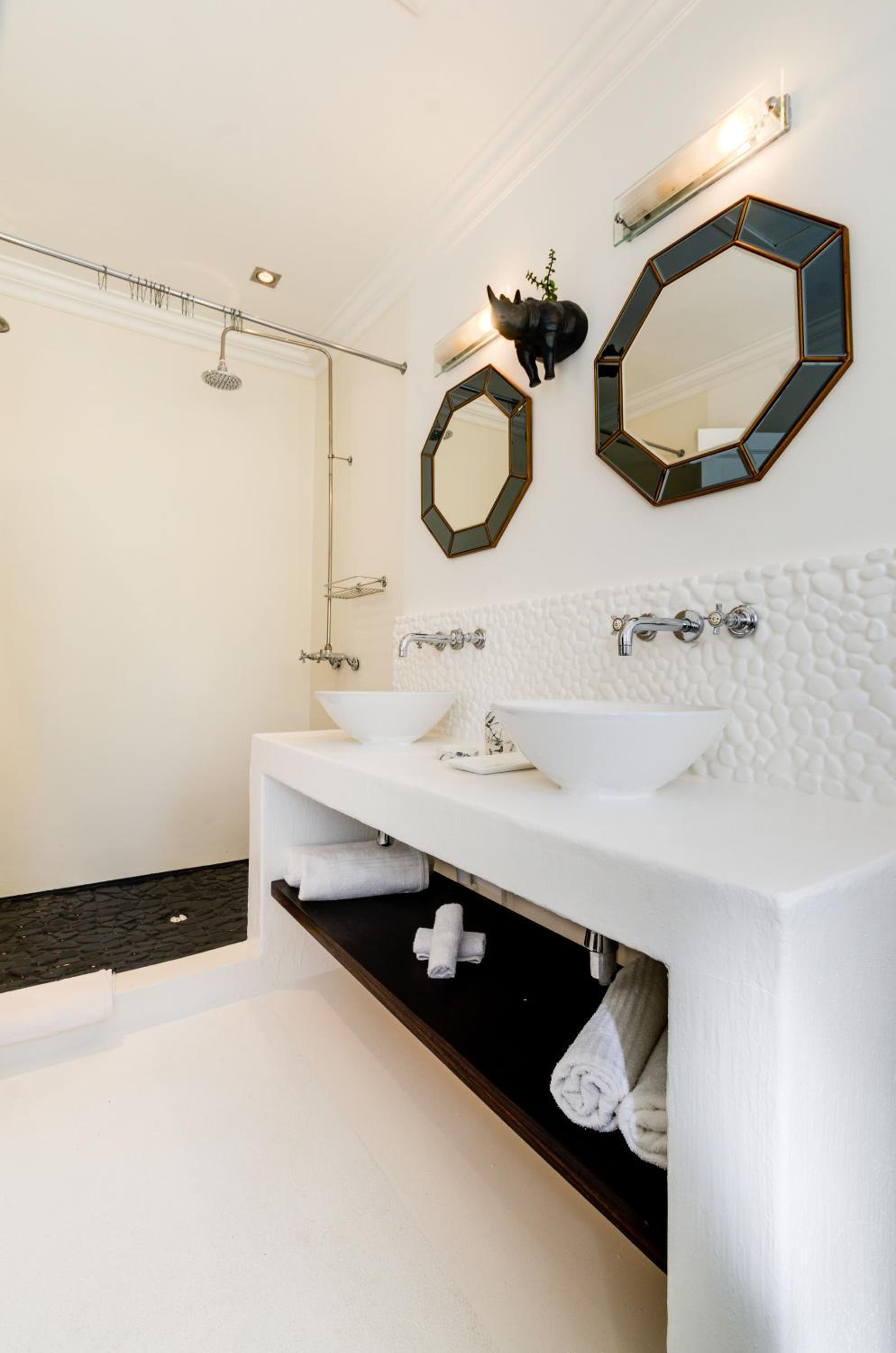 Honeymoon Suite - Photo 4