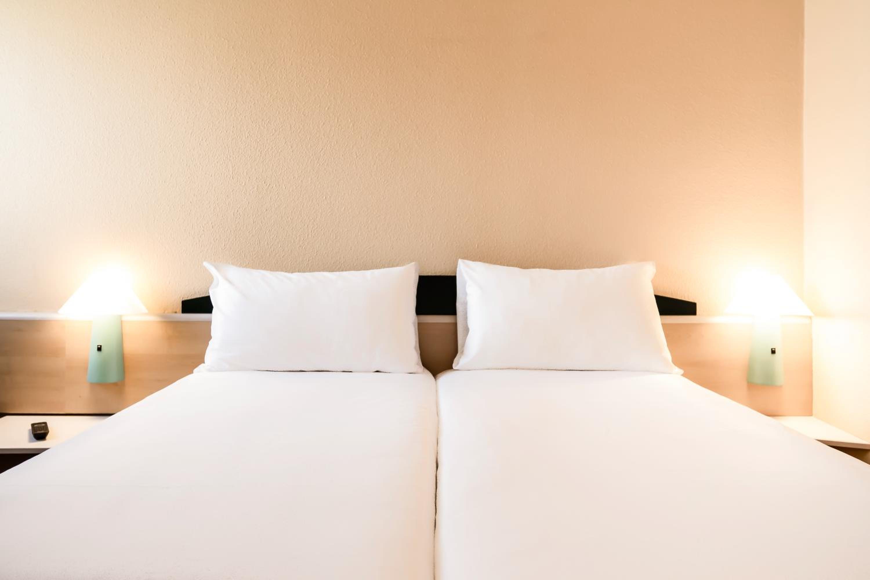 Standard Twin Room - Photo 7