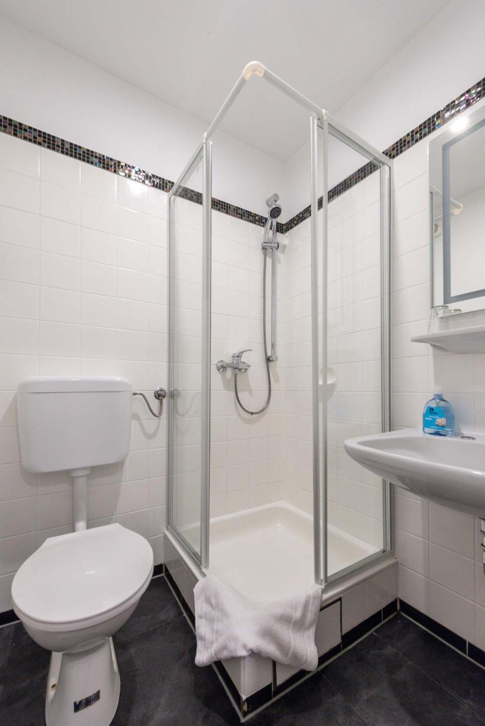 Standard Twin Room - Photo 3