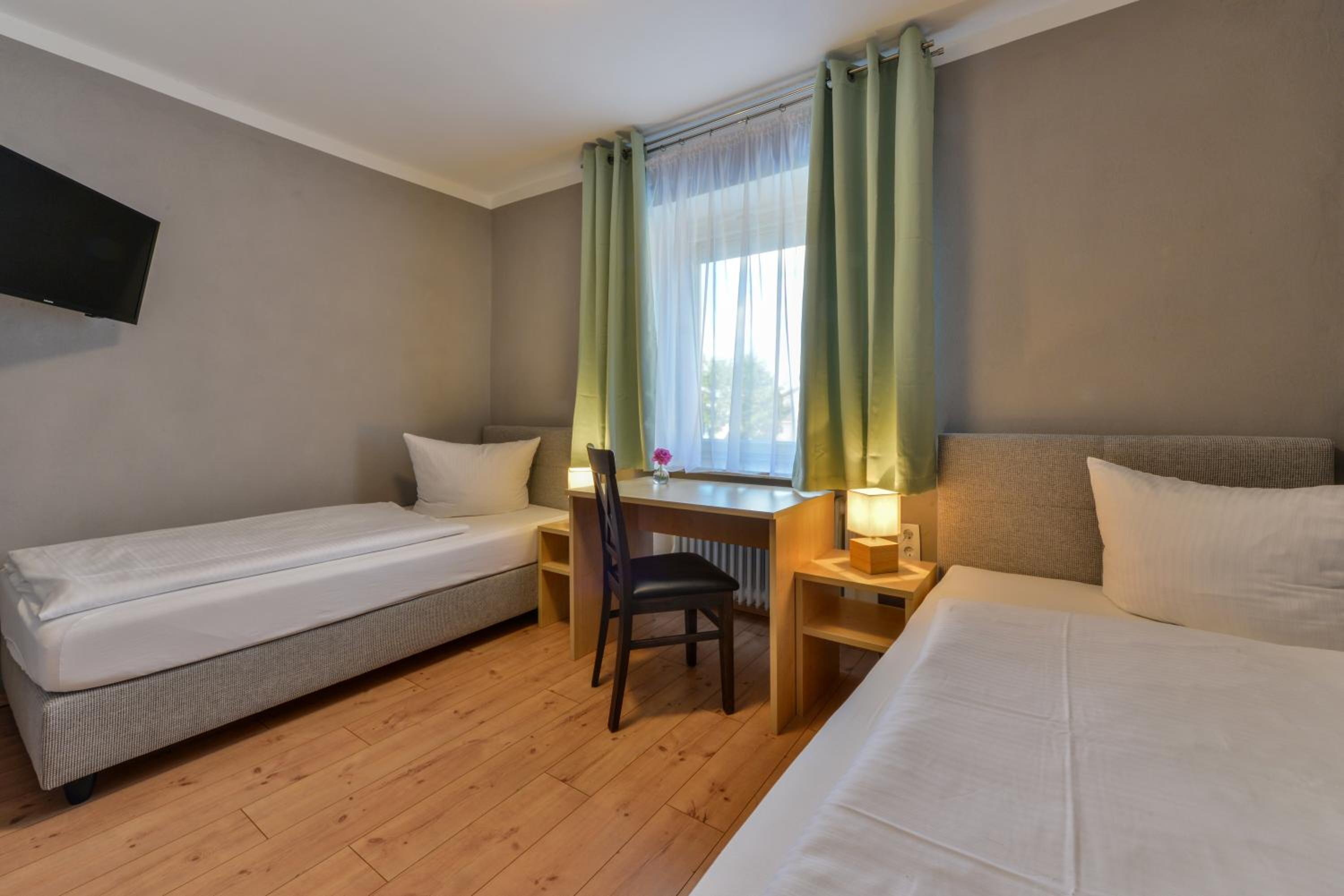 Standard Twin Room - Photo 1