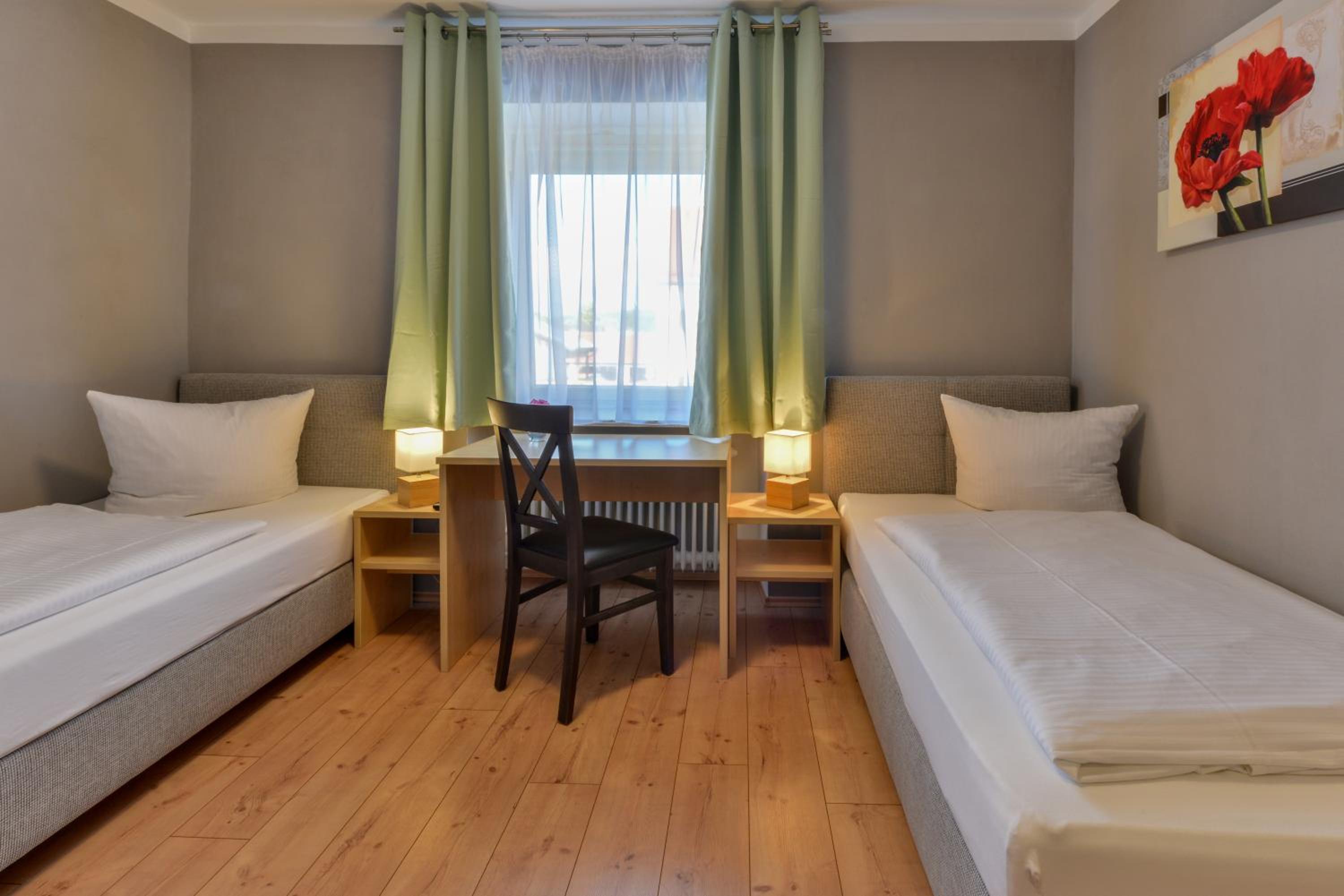 Standard Twin Room - Photo 2