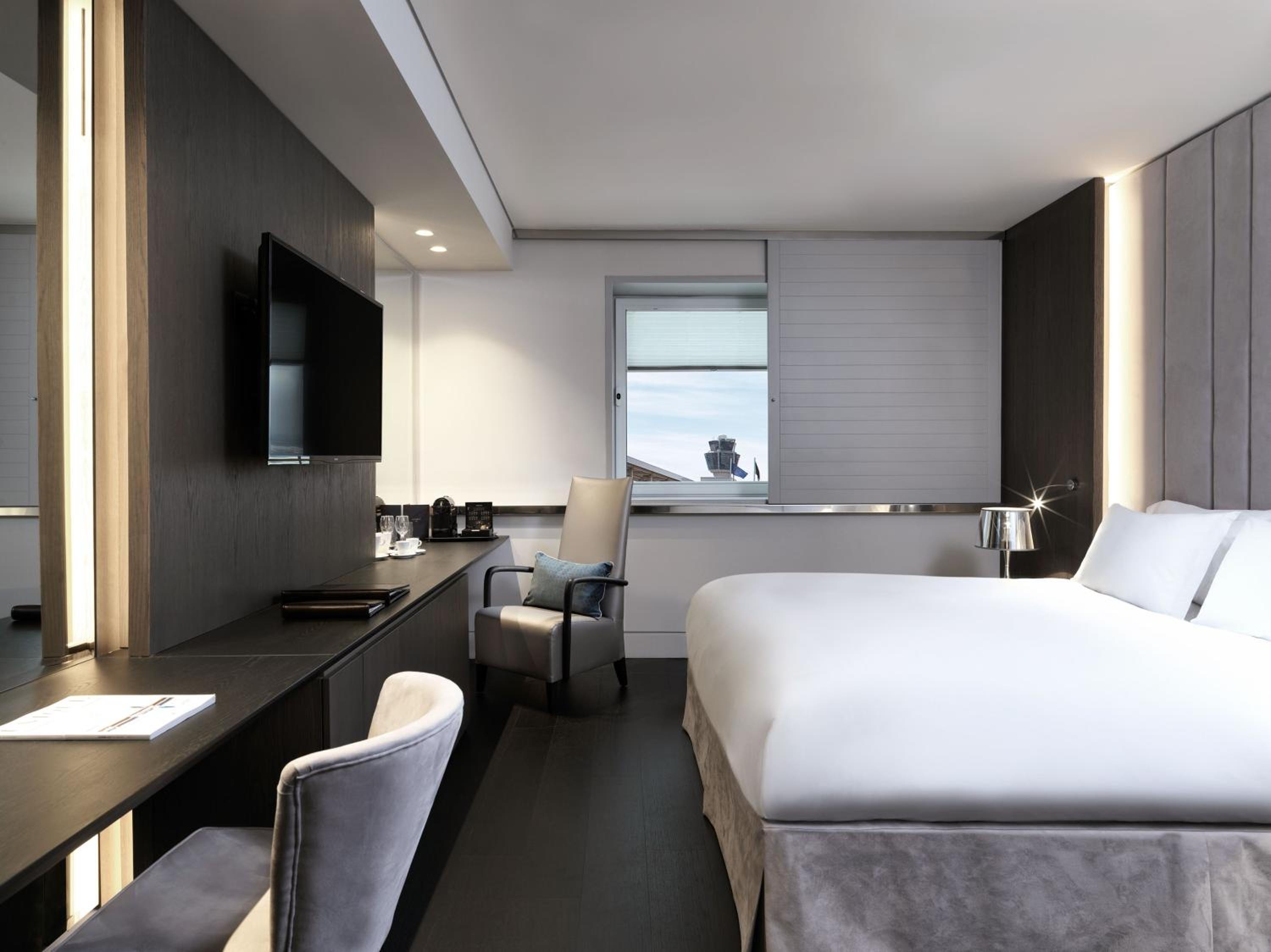 Club Luxury Queen Room - Lounge Access