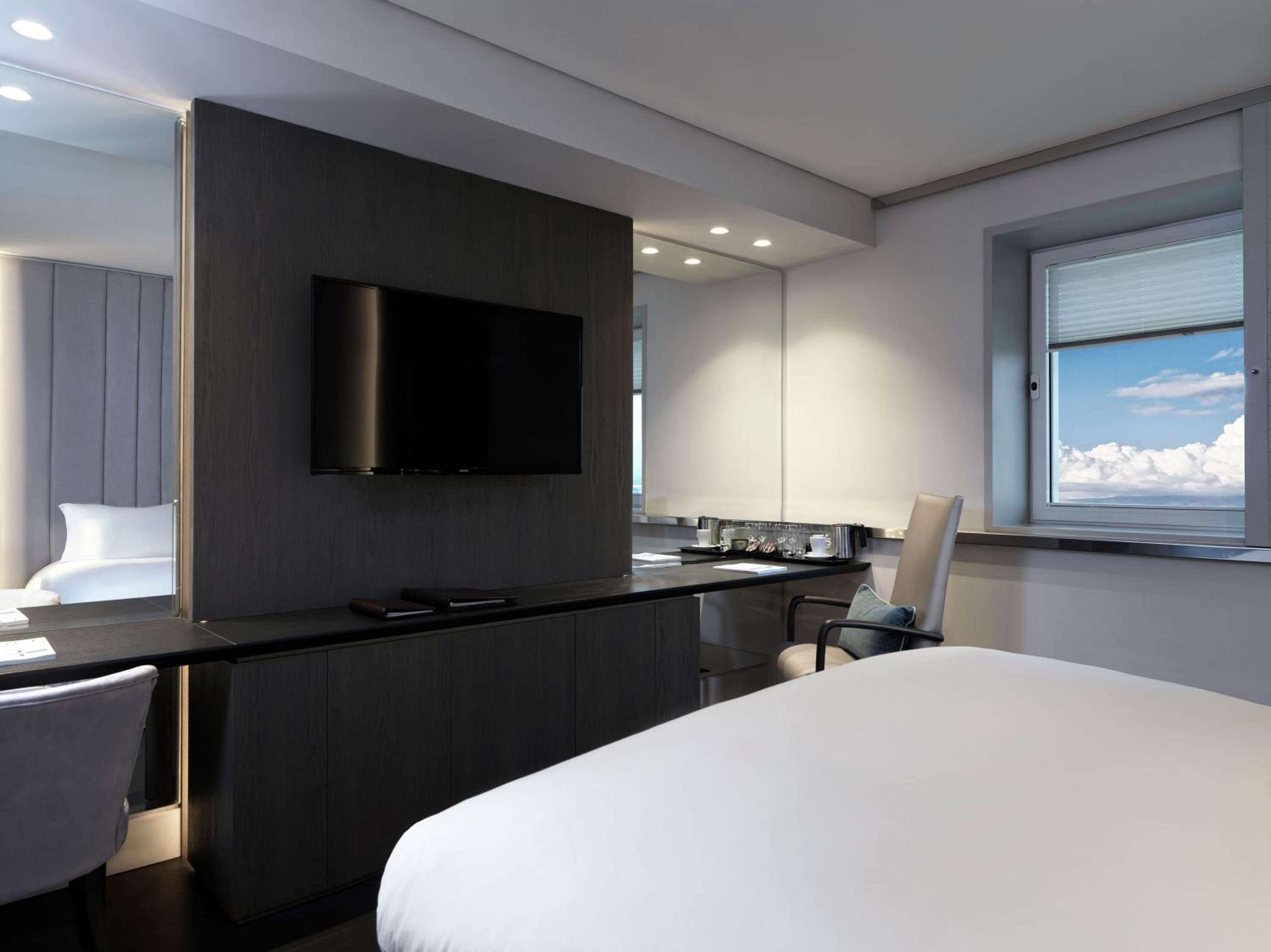 Club Luxury Queen Room - Lounge Access