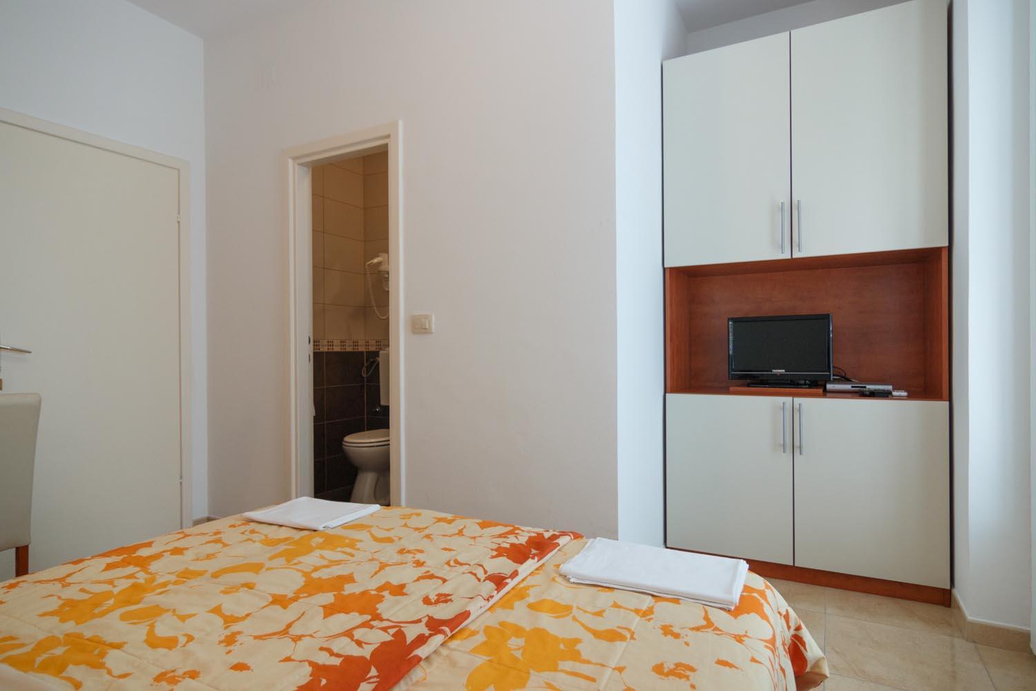 Double Room - Photo 5
