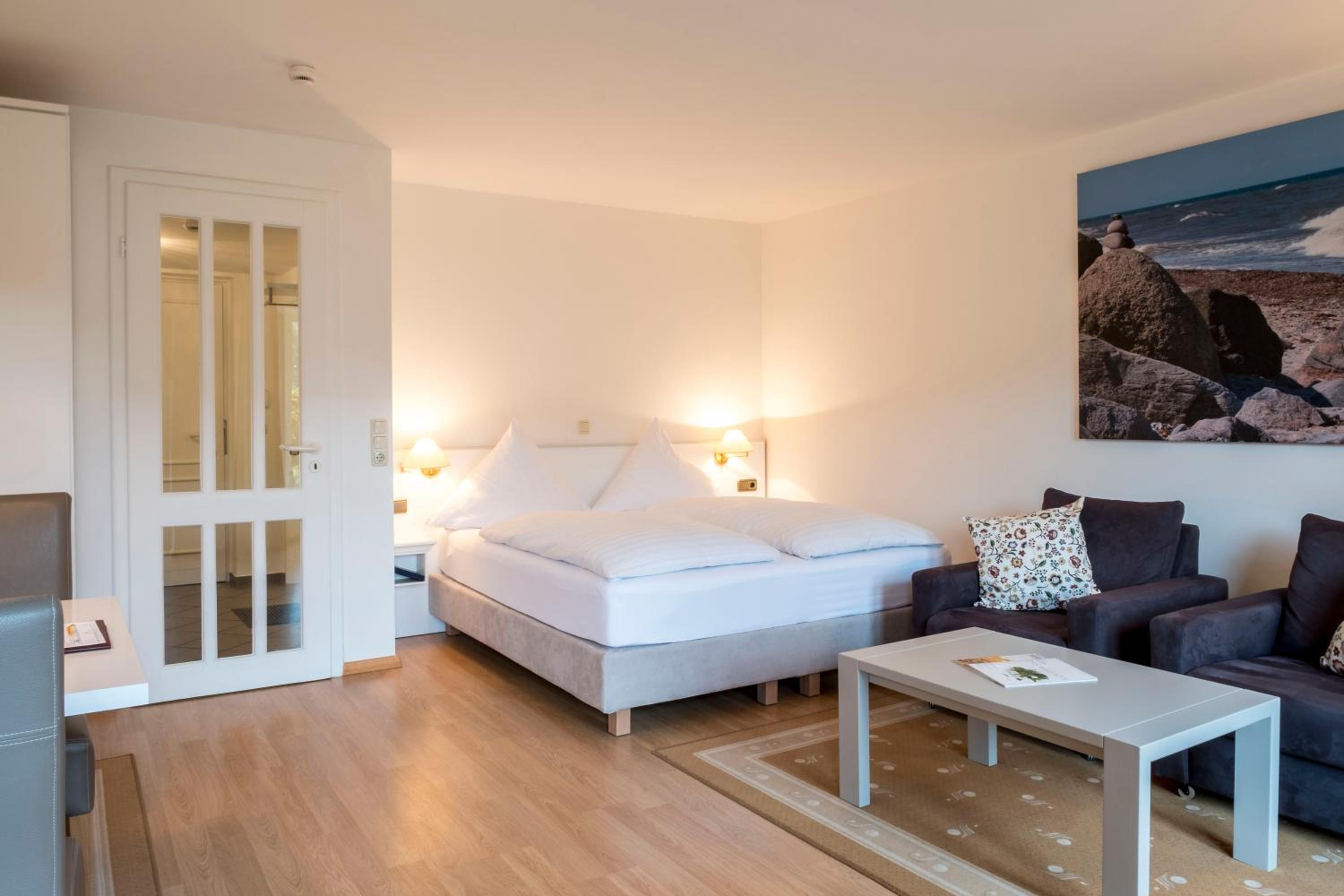 One-Bedroom Apartment - Photo 6