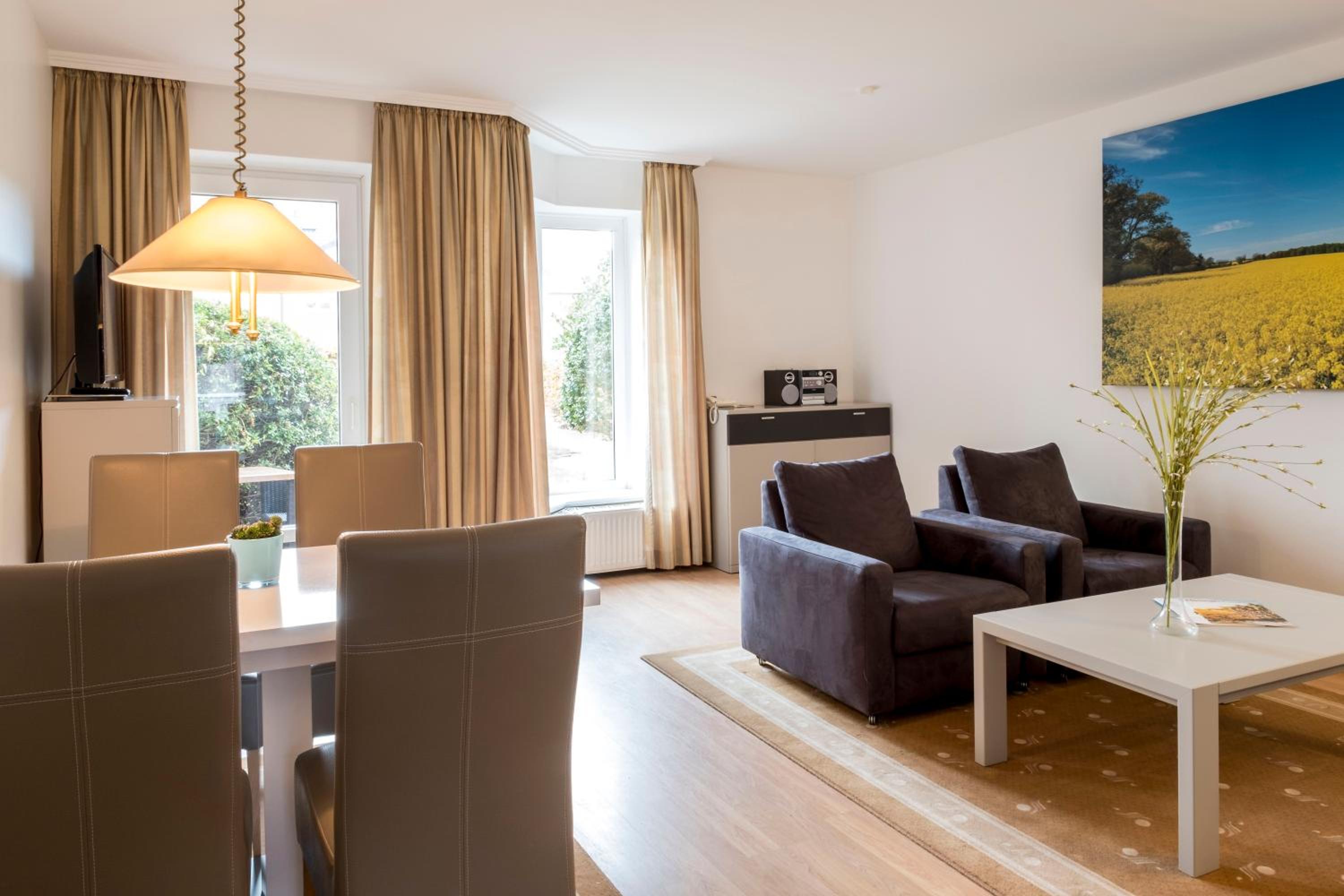 Large One-Bedroom Apartment - Photo 5
