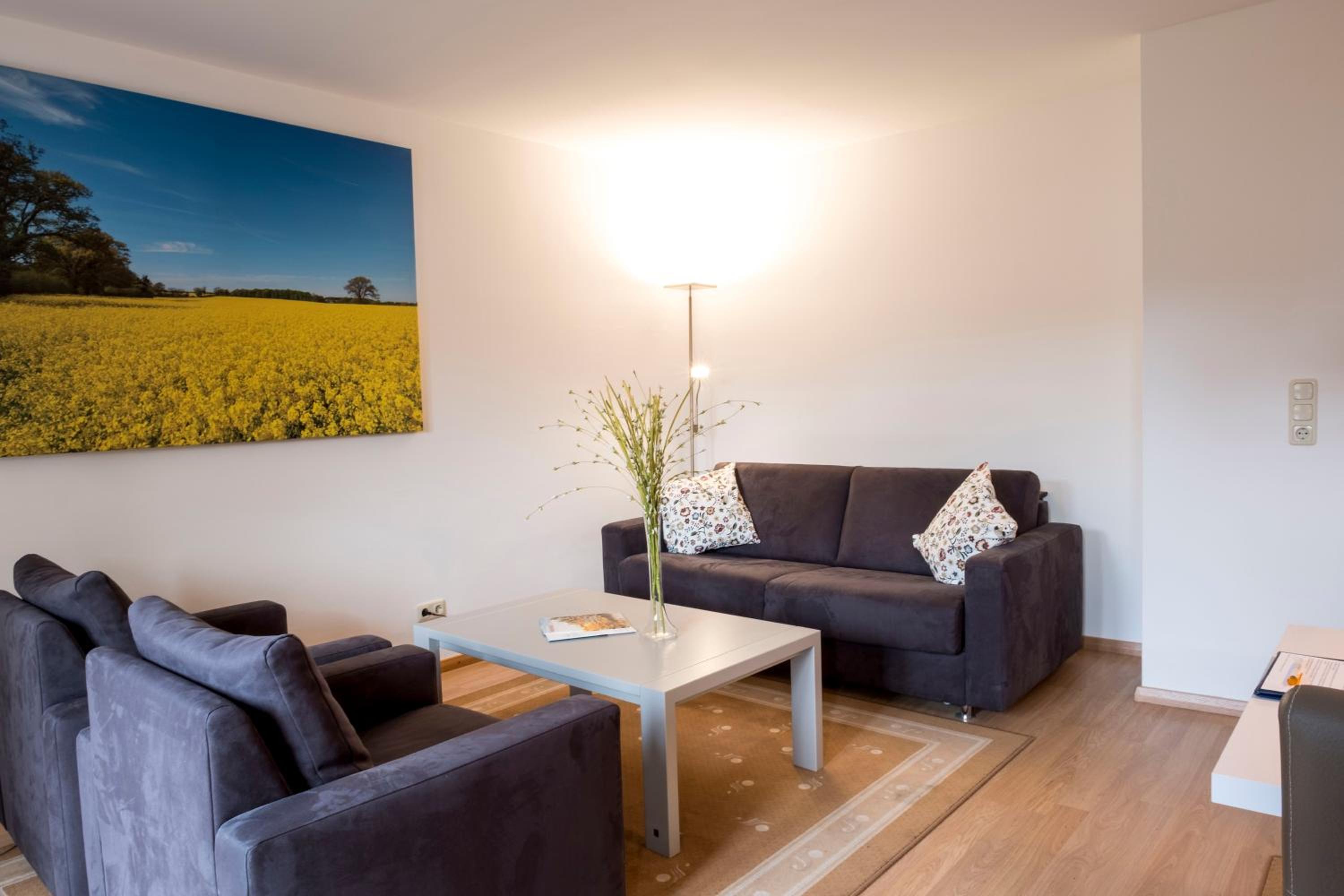 Large One-Bedroom Apartment - Photo 6