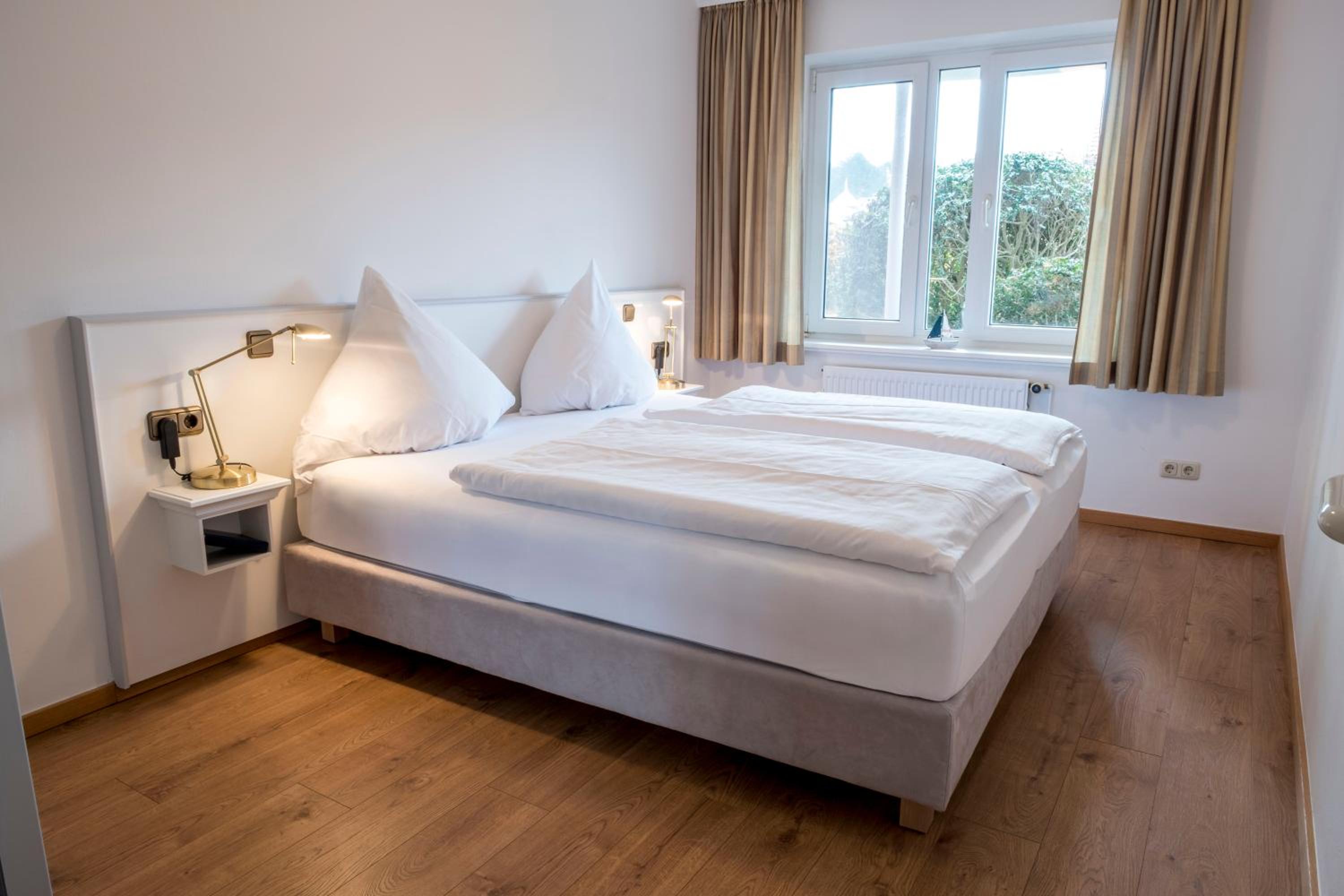 Large One-Bedroom Apartment - Photo 1