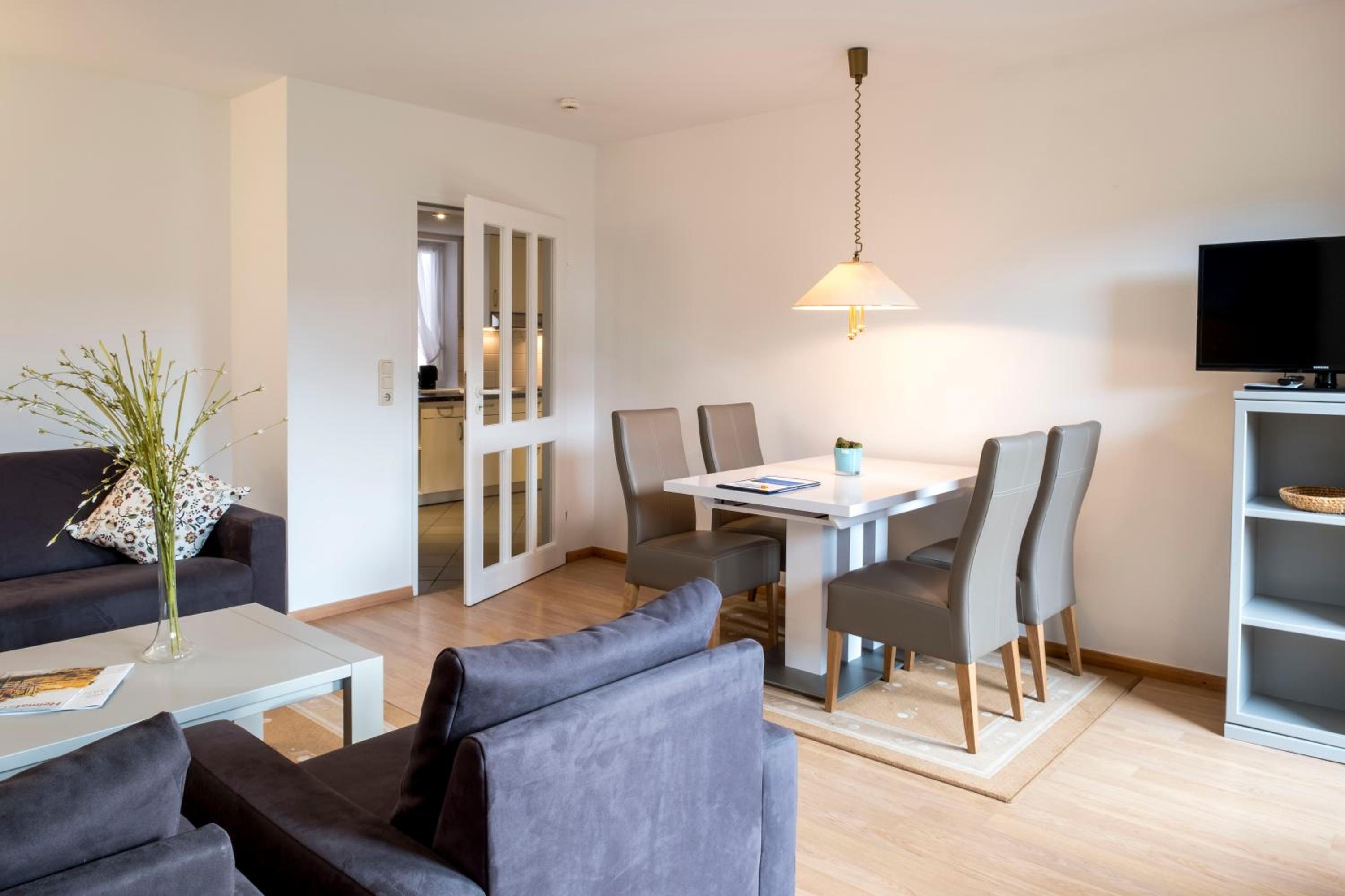 Large One-Bedroom Apartment - Photo 4