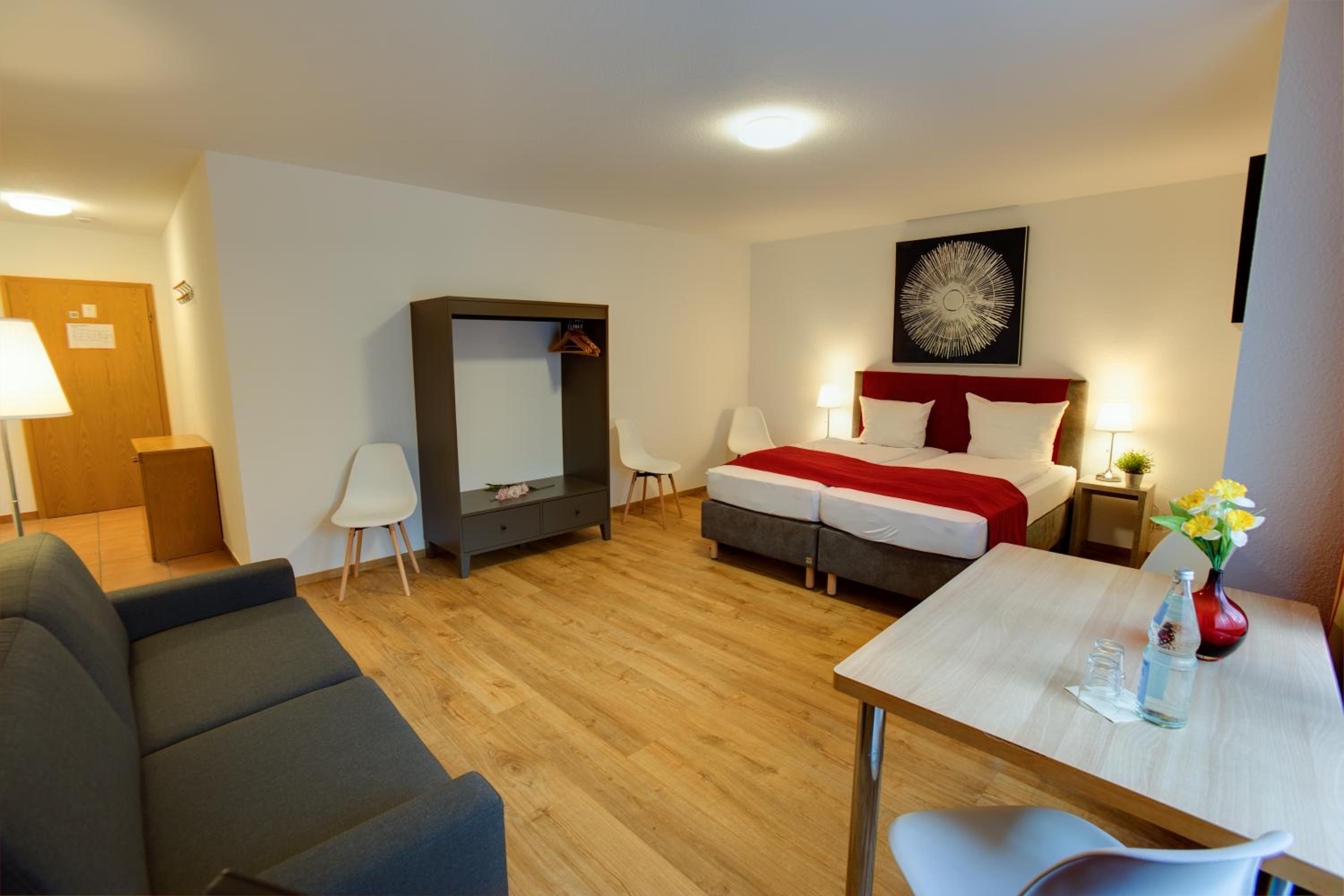 Large Double Room - Photo 17