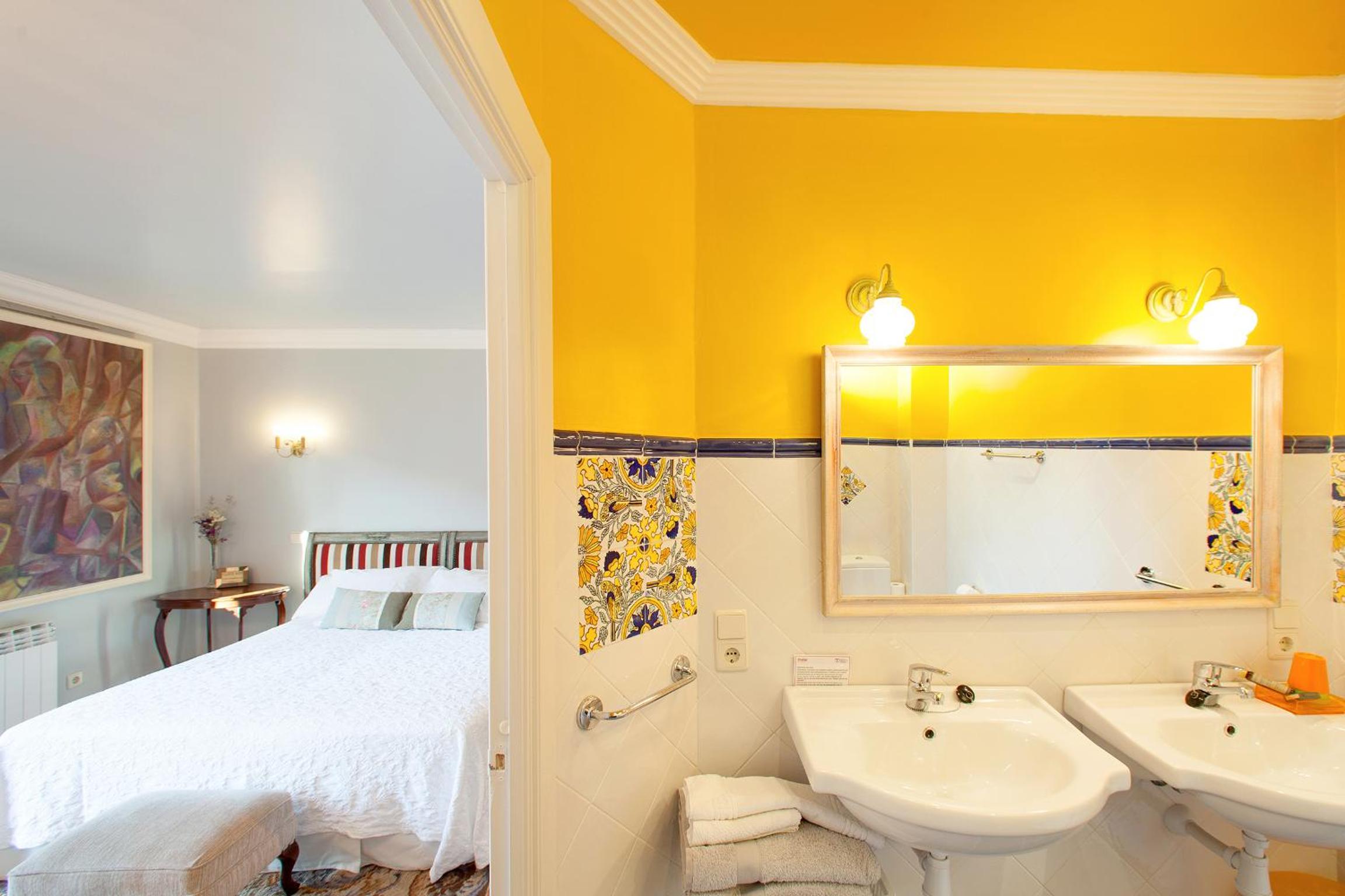 Deluxe Double Room with Balcony photo 3