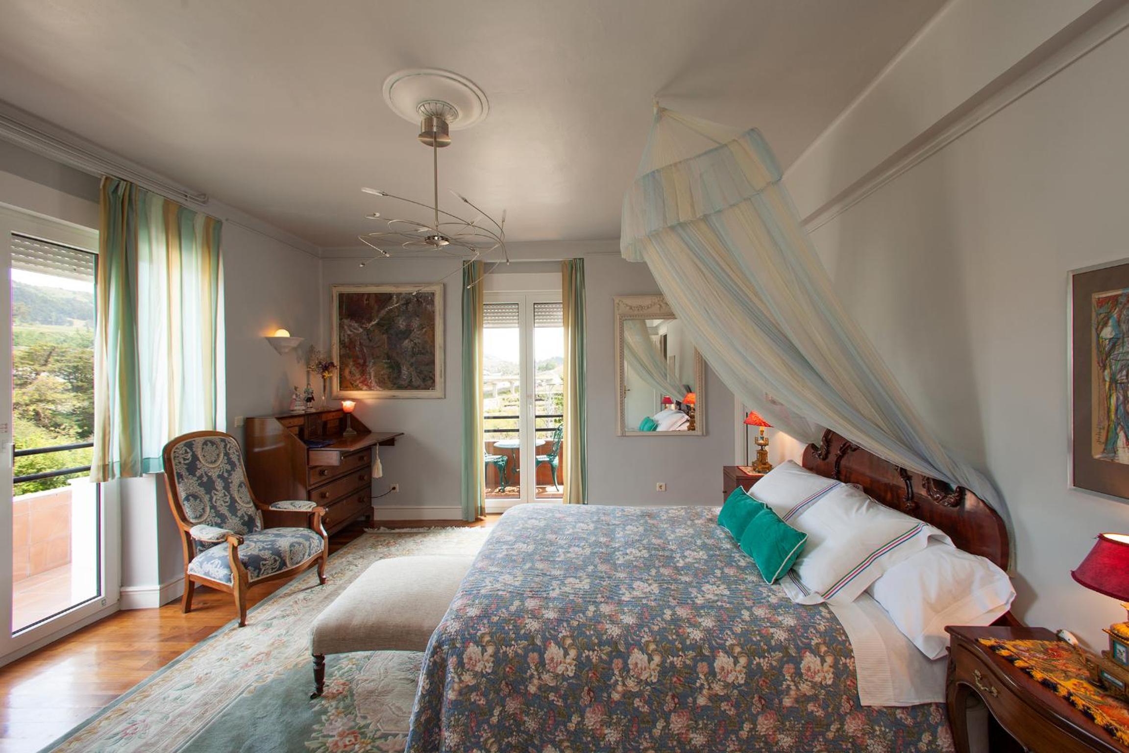 Deluxe Double Room with Balcony photo 3