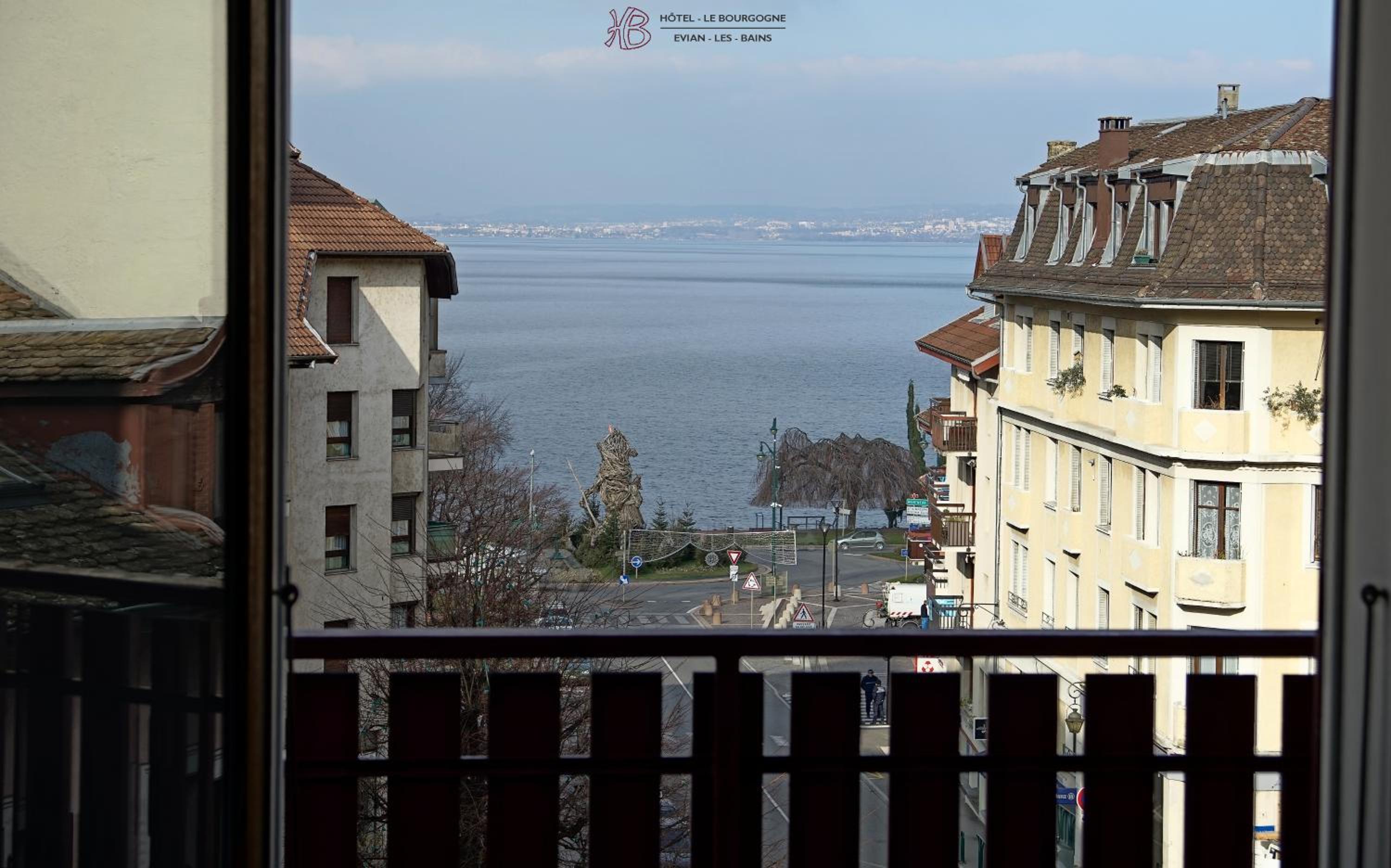 King Room with Lake View - Photo 10