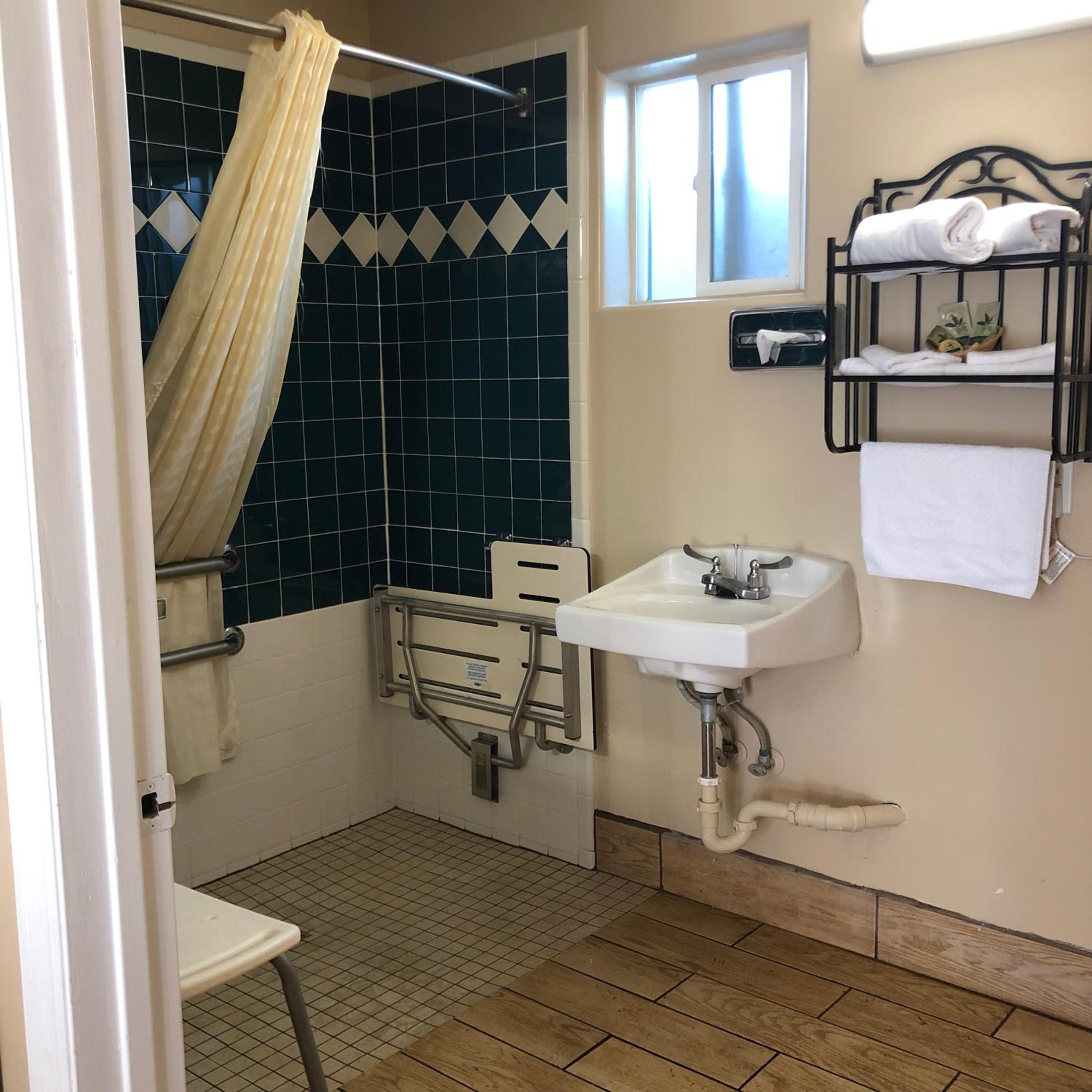 Queen Room - Disability Access photo 1