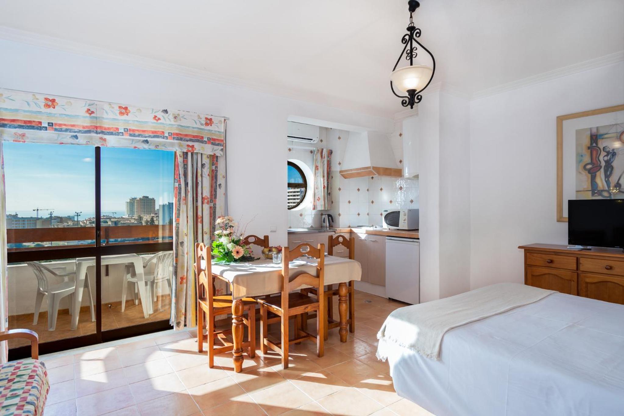 Estudio con Balcón (2 Adultos)