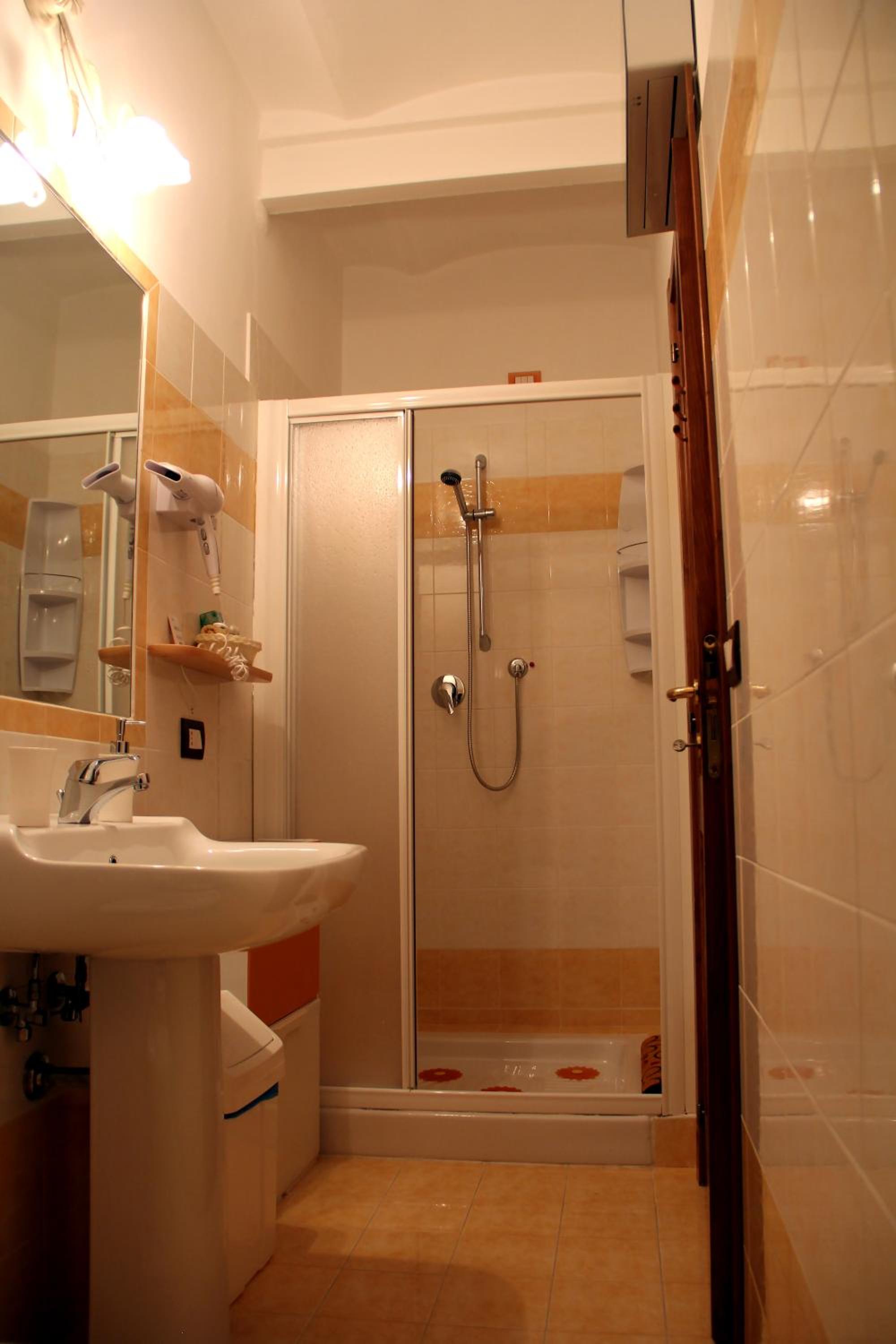 Double Room with Private Bathroom - Photo 4