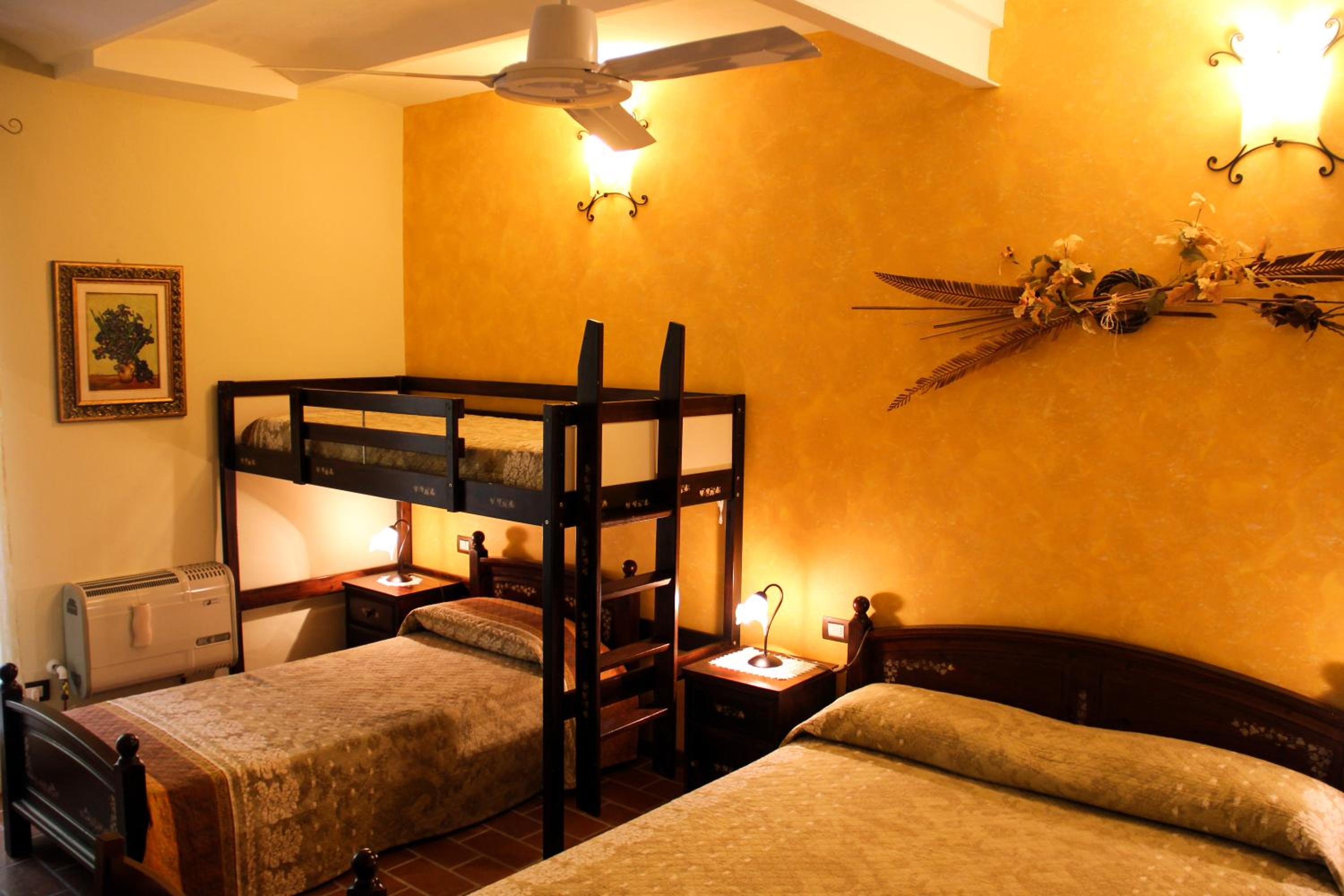 Quadruple Room with Private Bathroom - Photo 4