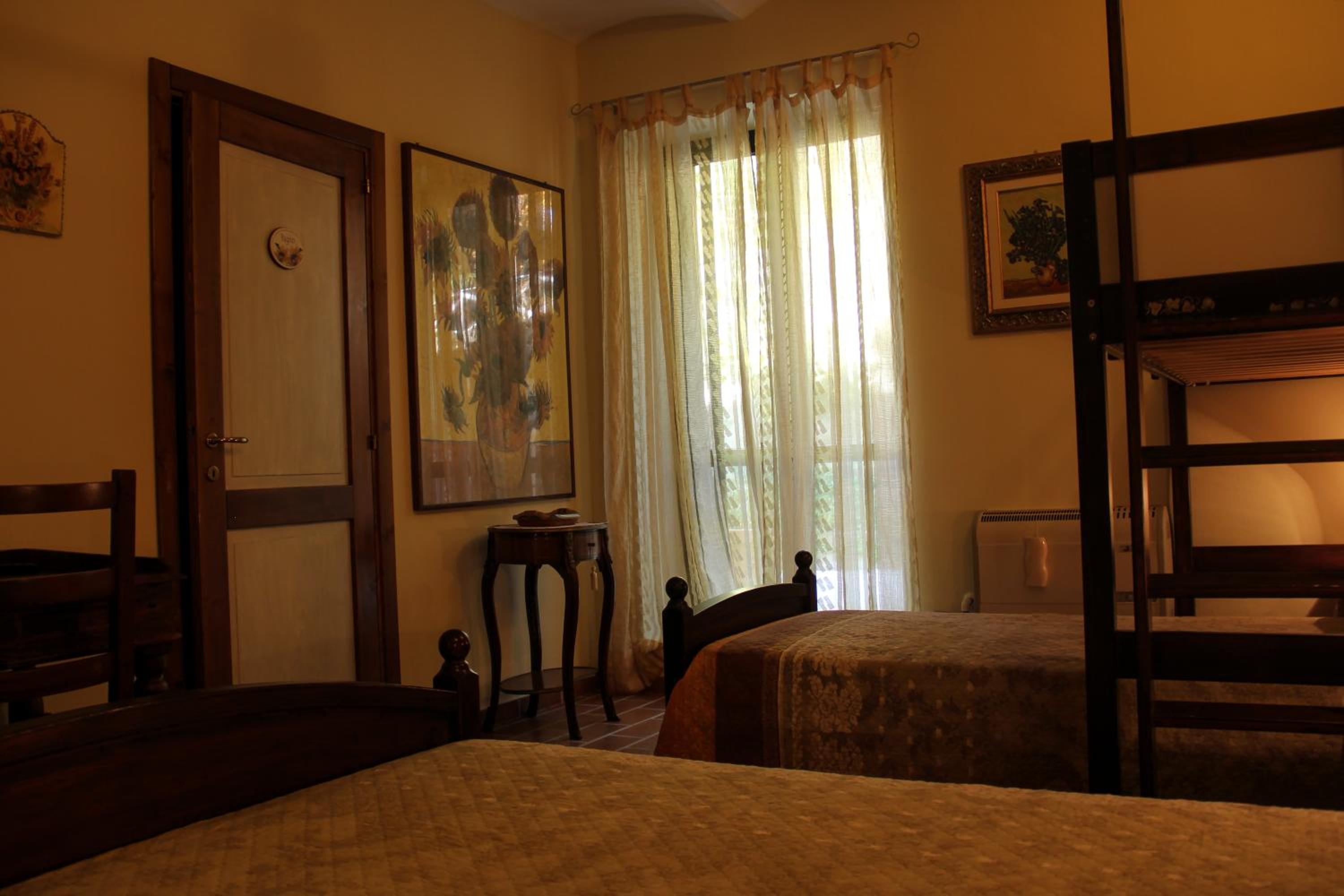 Quadruple Room with Private Bathroom - Photo 5