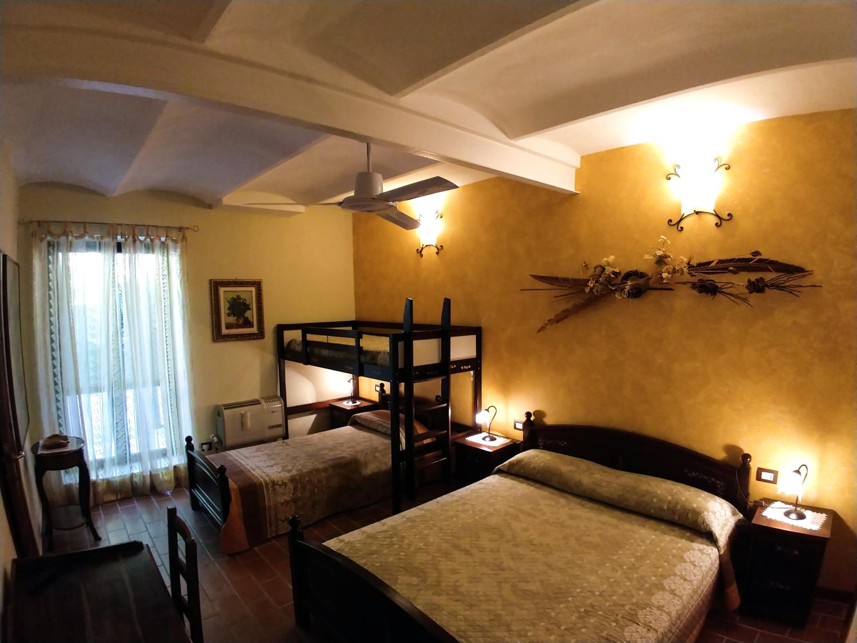 Quadruple Room with Private Bathroom - Photo 2