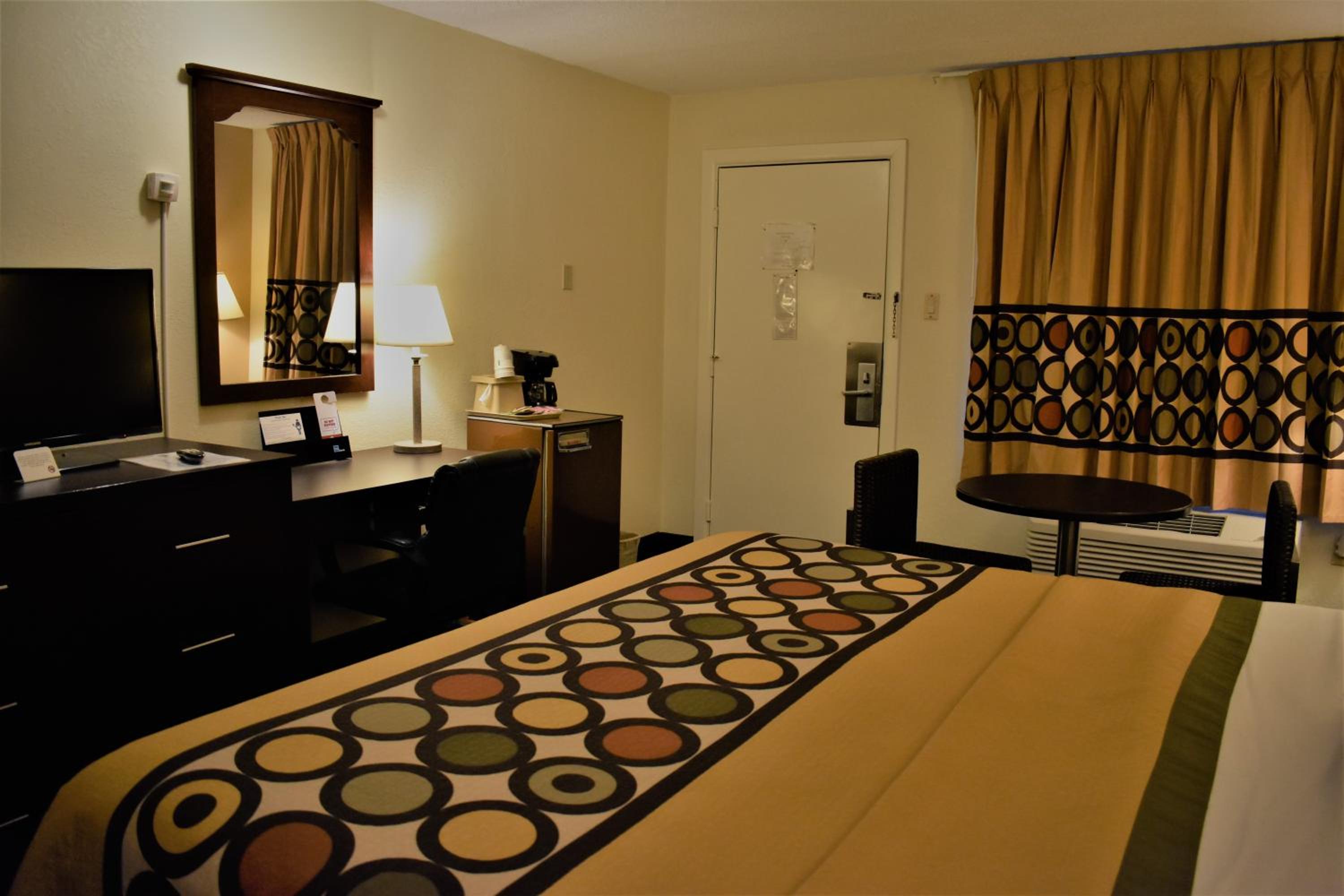 King Room - Non-Smoking - Photo 1