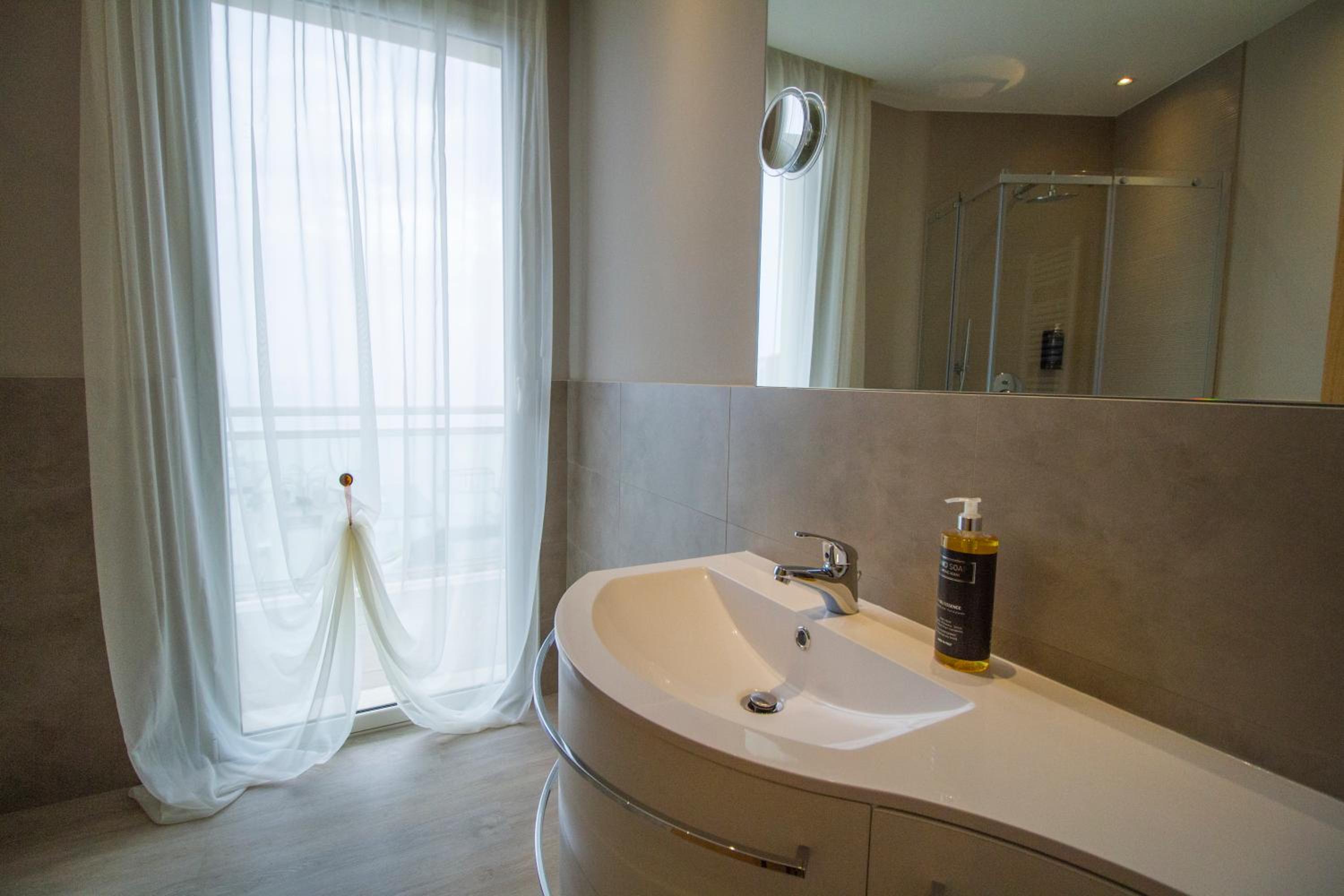Deluxe Triple Room with Sea View photo 3