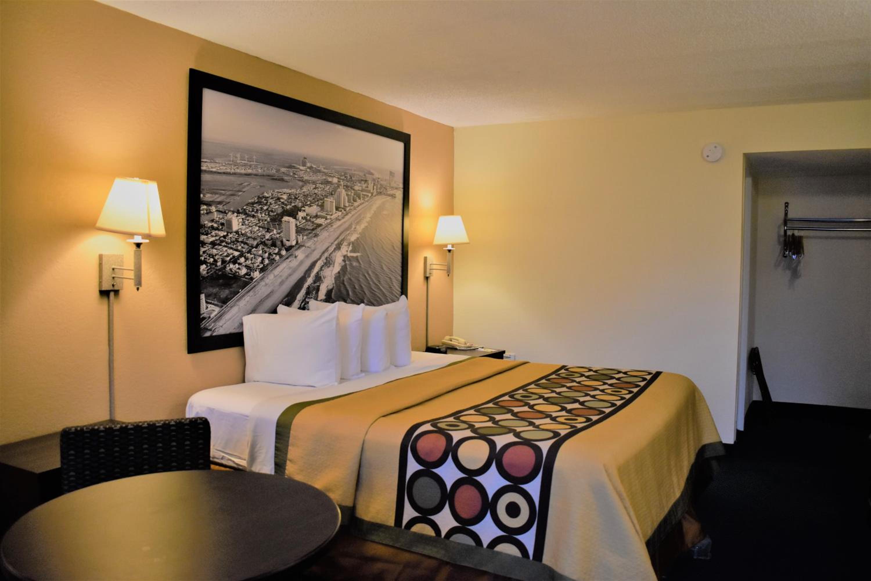 King Room - Non-Smoking - Photo 4