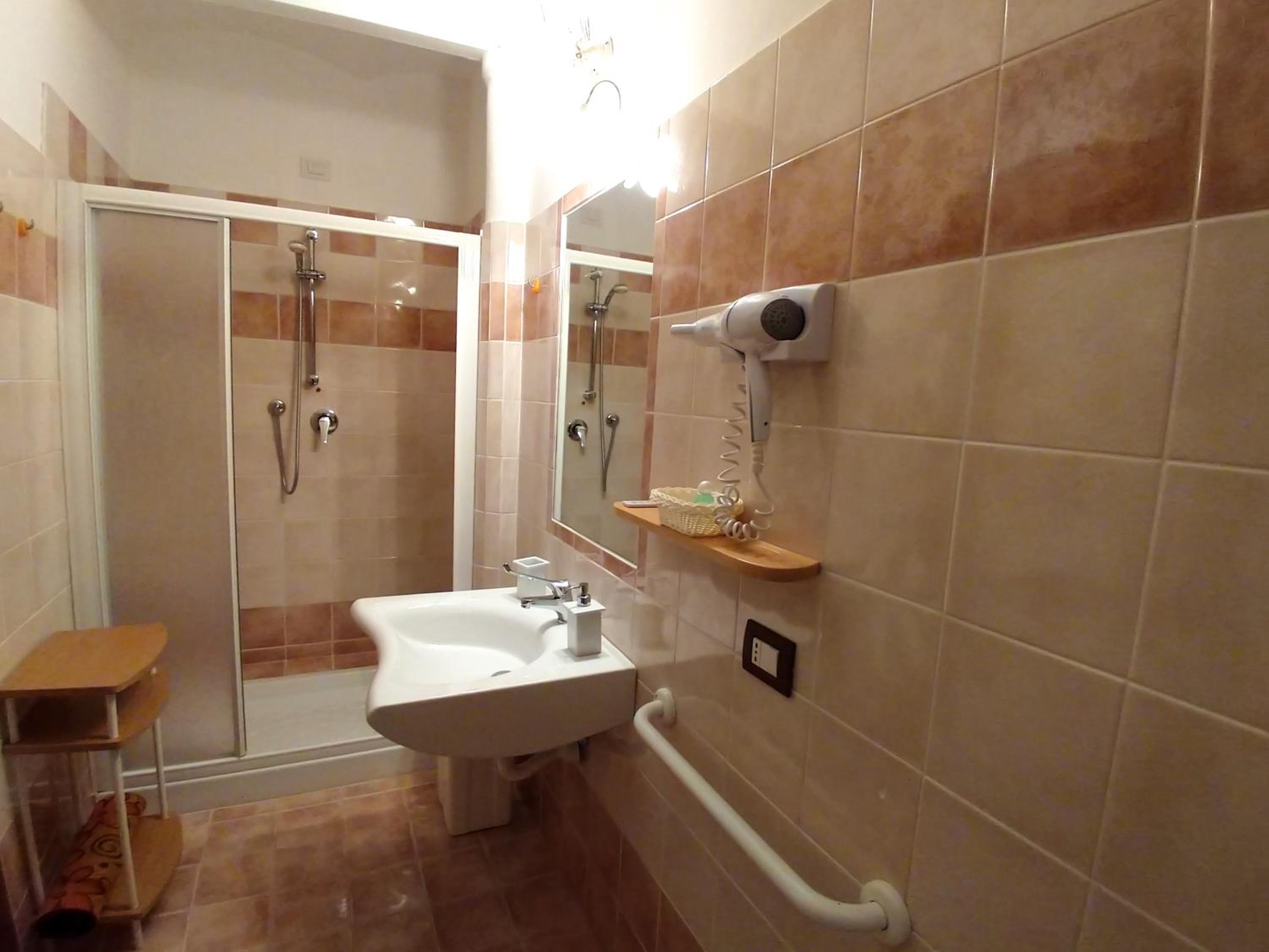 Quadruple Room with Private Bathroom - Photo 6