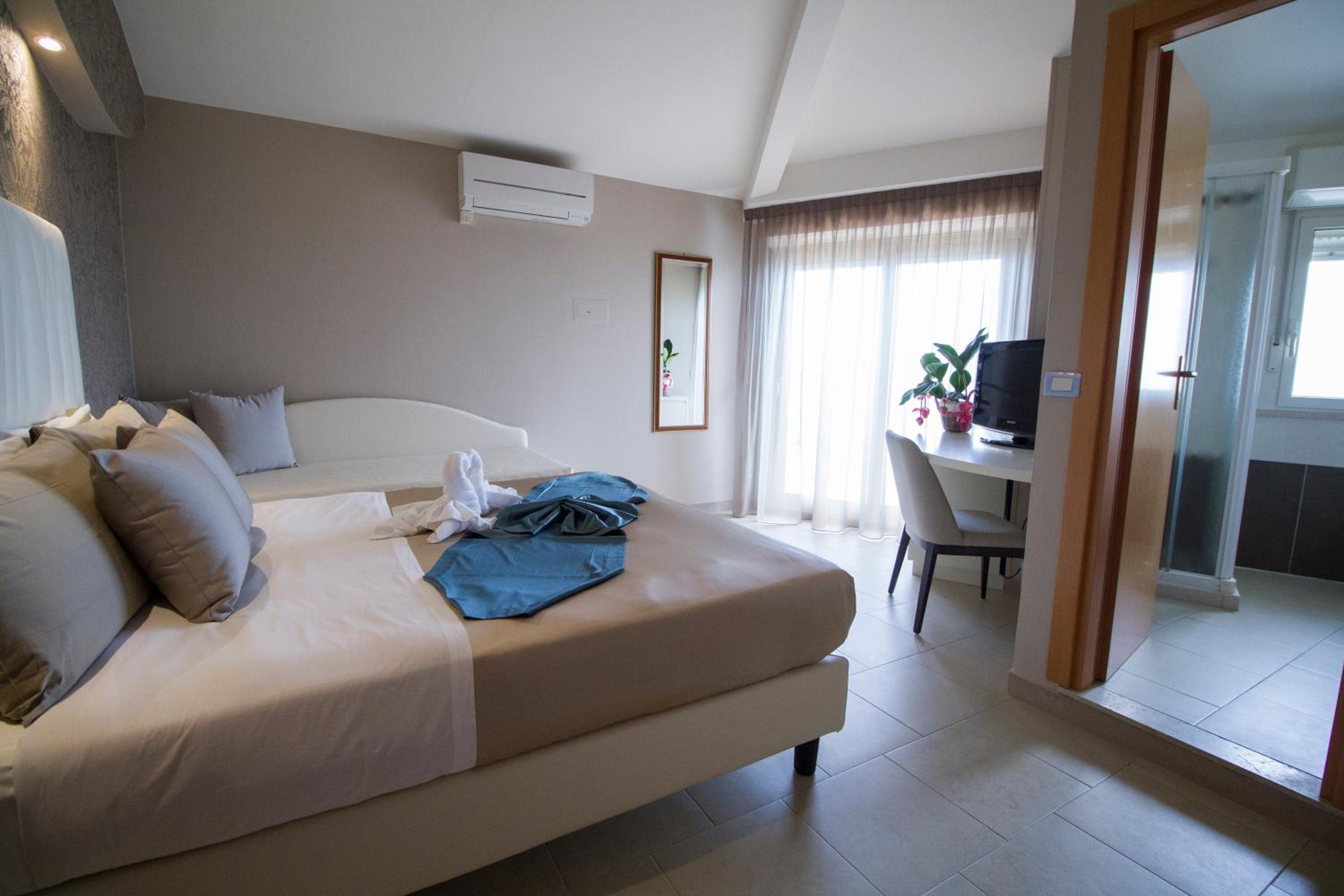 Superior Triple Room photo 2