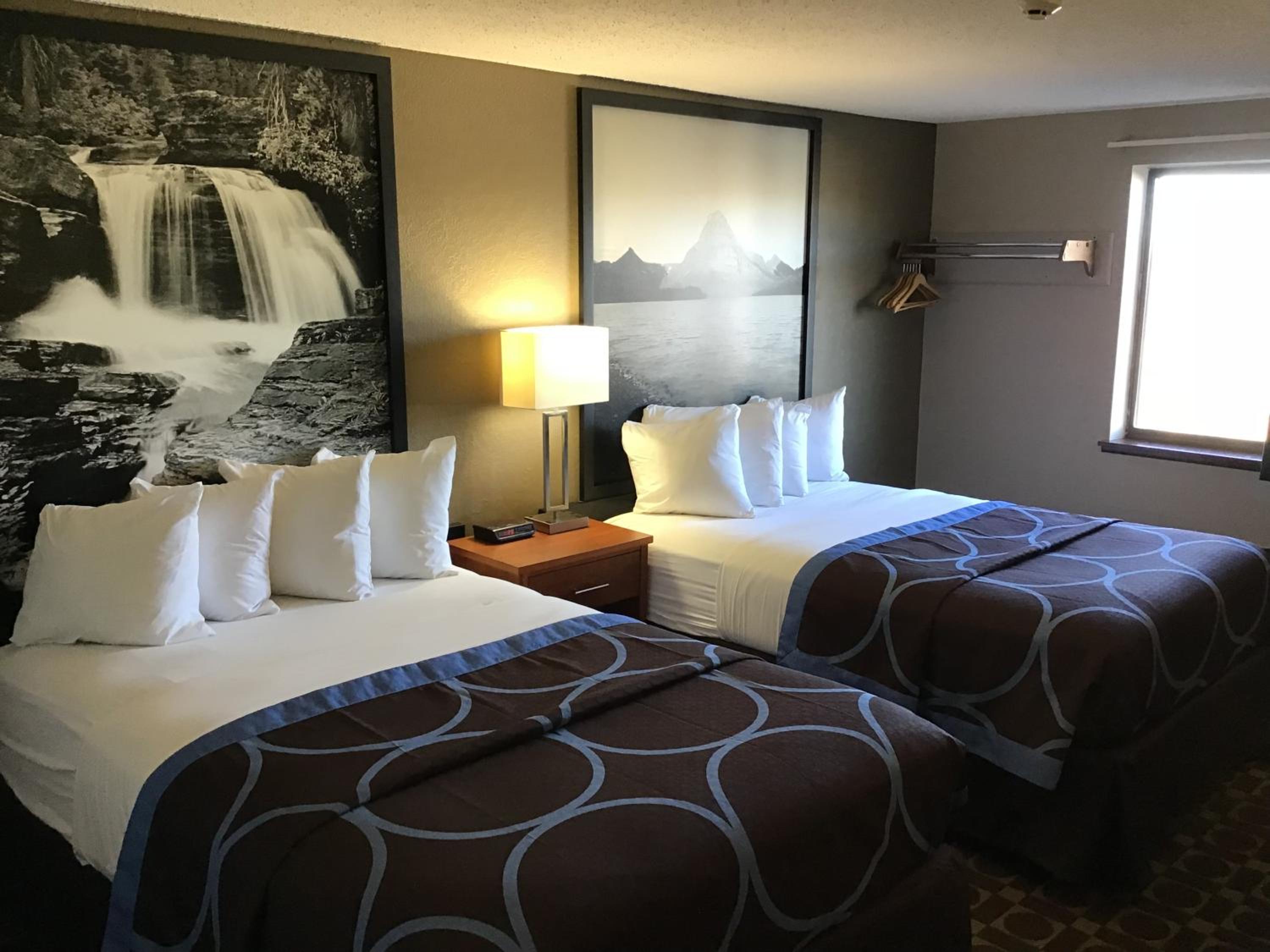 Queen Room with Two Queen Beds - Non-Smoking photo 2