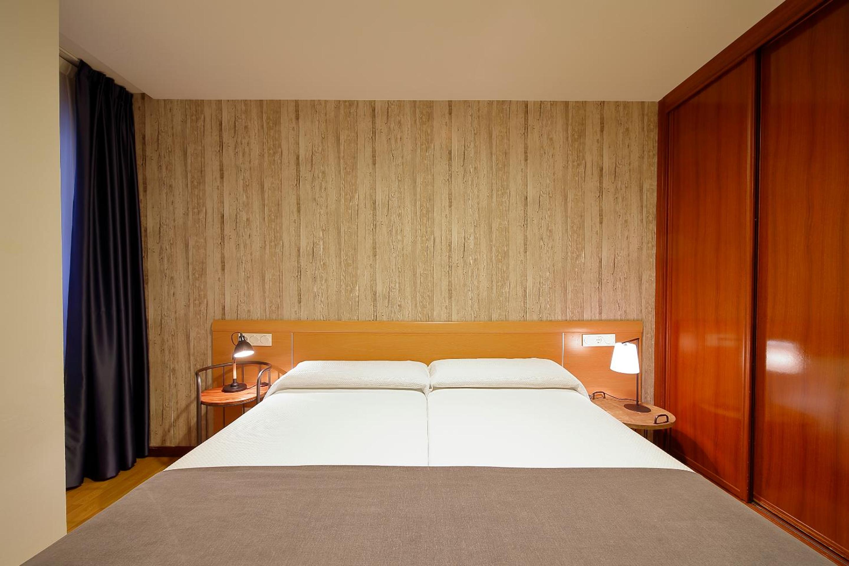 Two-Bedroom Apartment (4-5 Adults) - Photo 7