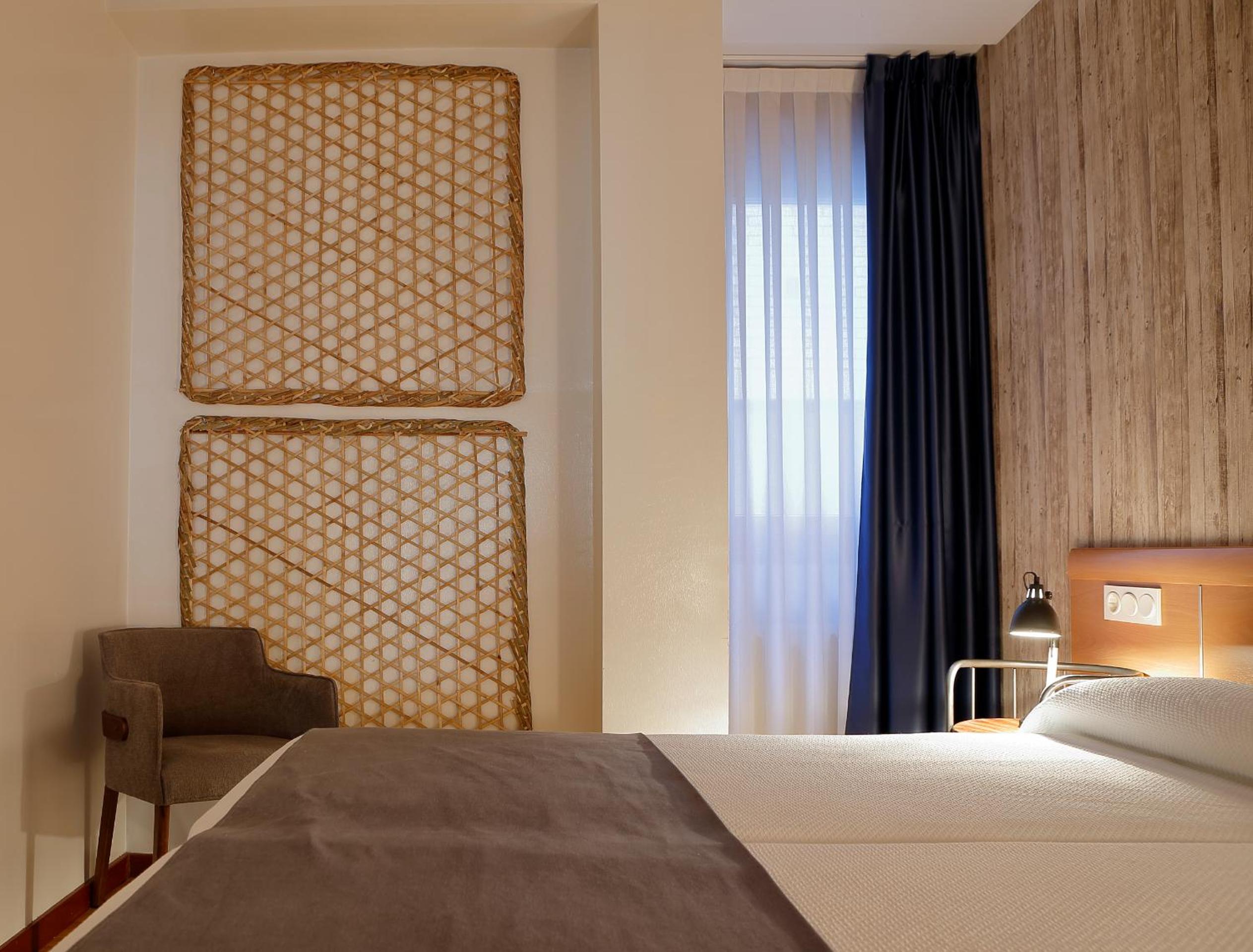 Two-Bedroom Apartment (4-5 Adults) - Photo 9