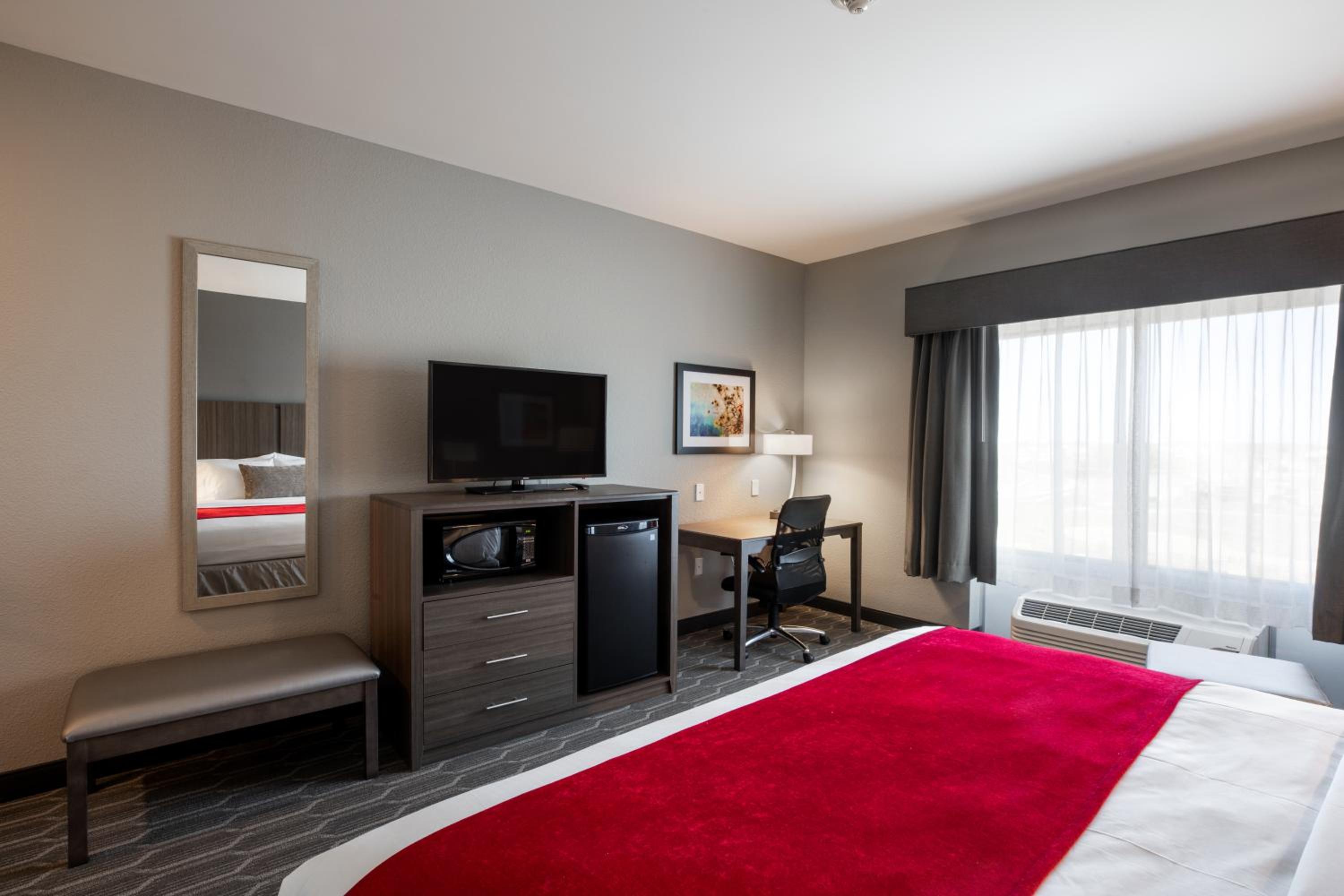 Queen Room with Two Queen Beds - Non-Smoking photo 2