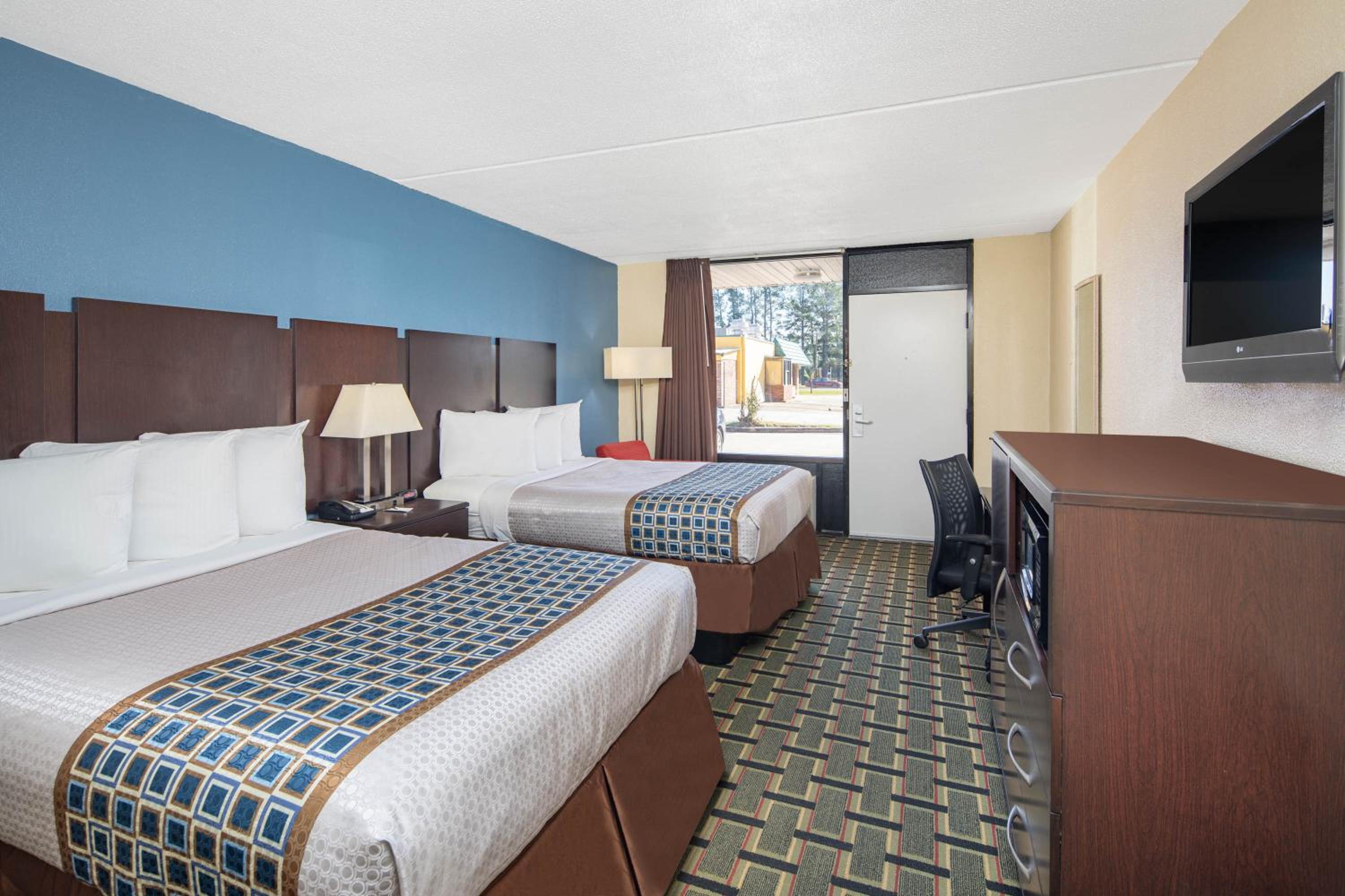 Double Room with Two Double Beds - Smoking - Photo 1