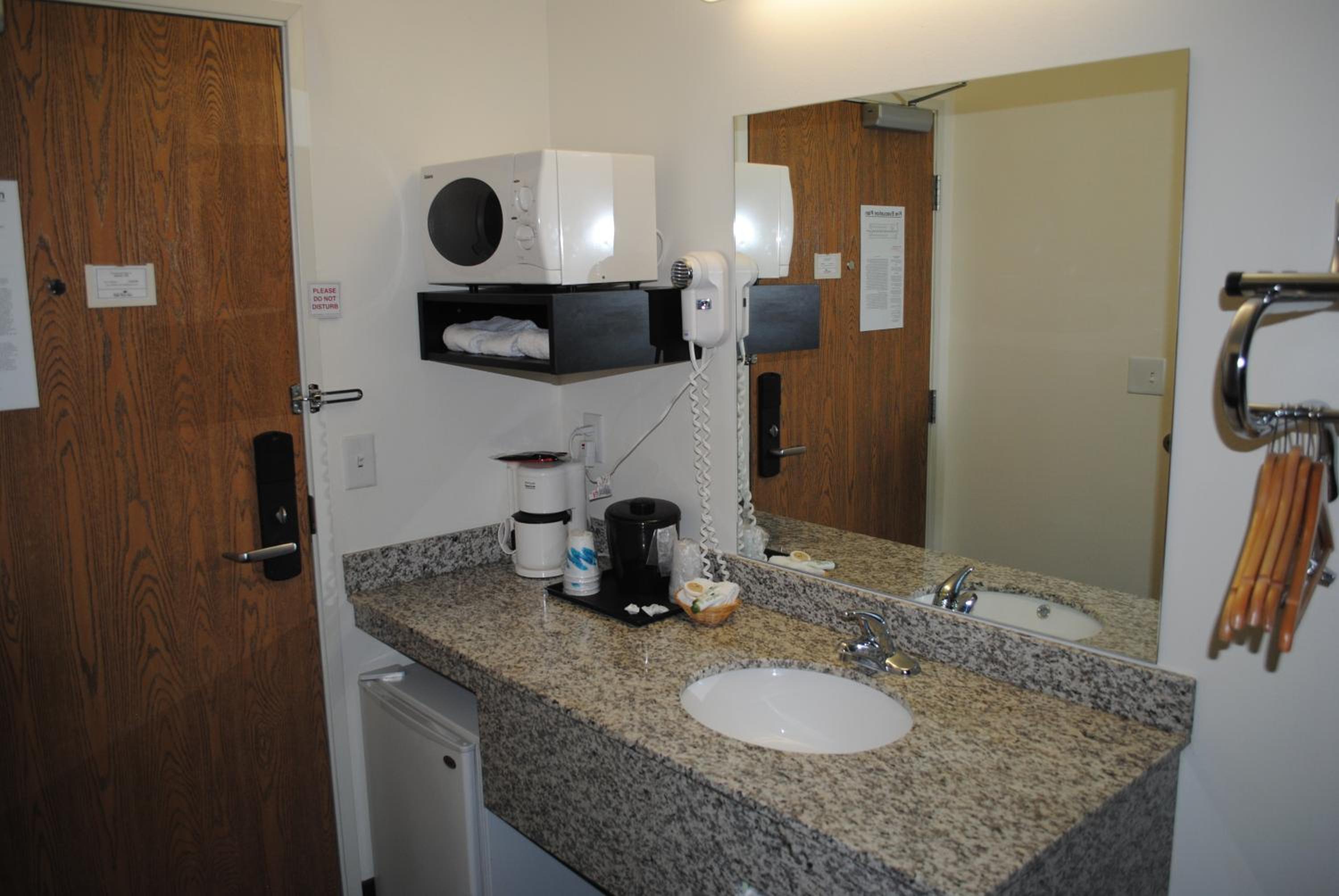Double Room - Non-Smoking  - Photo 3