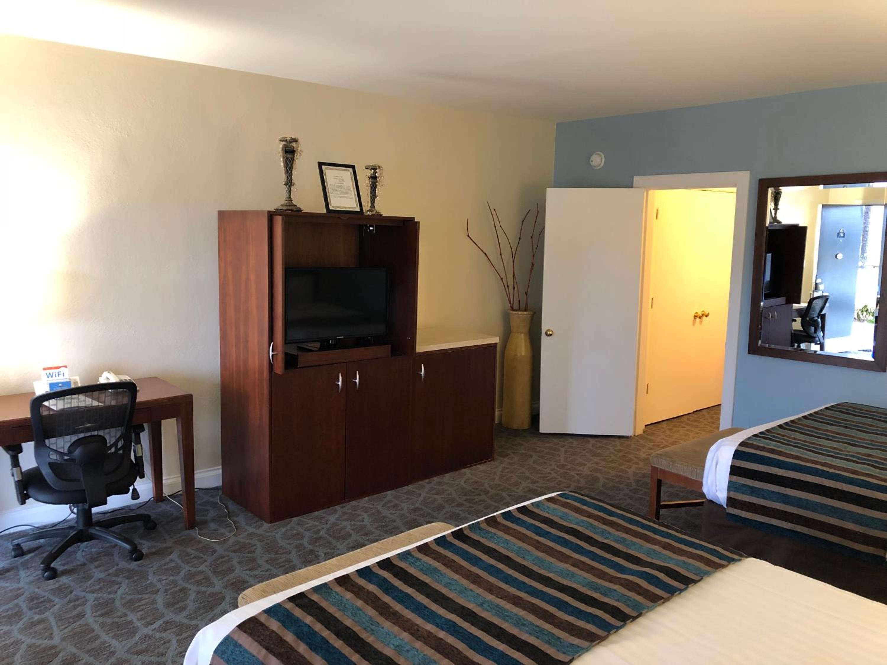 Deluxe Double Room with Two Double Beds - First Floor/Non-Smoking photo 1