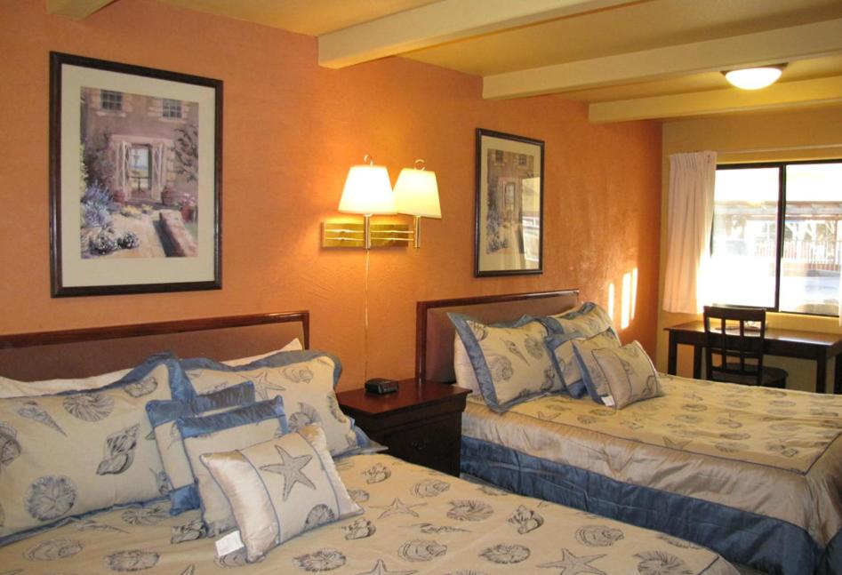 Queen Room with Two Queen Beds - Photo 2