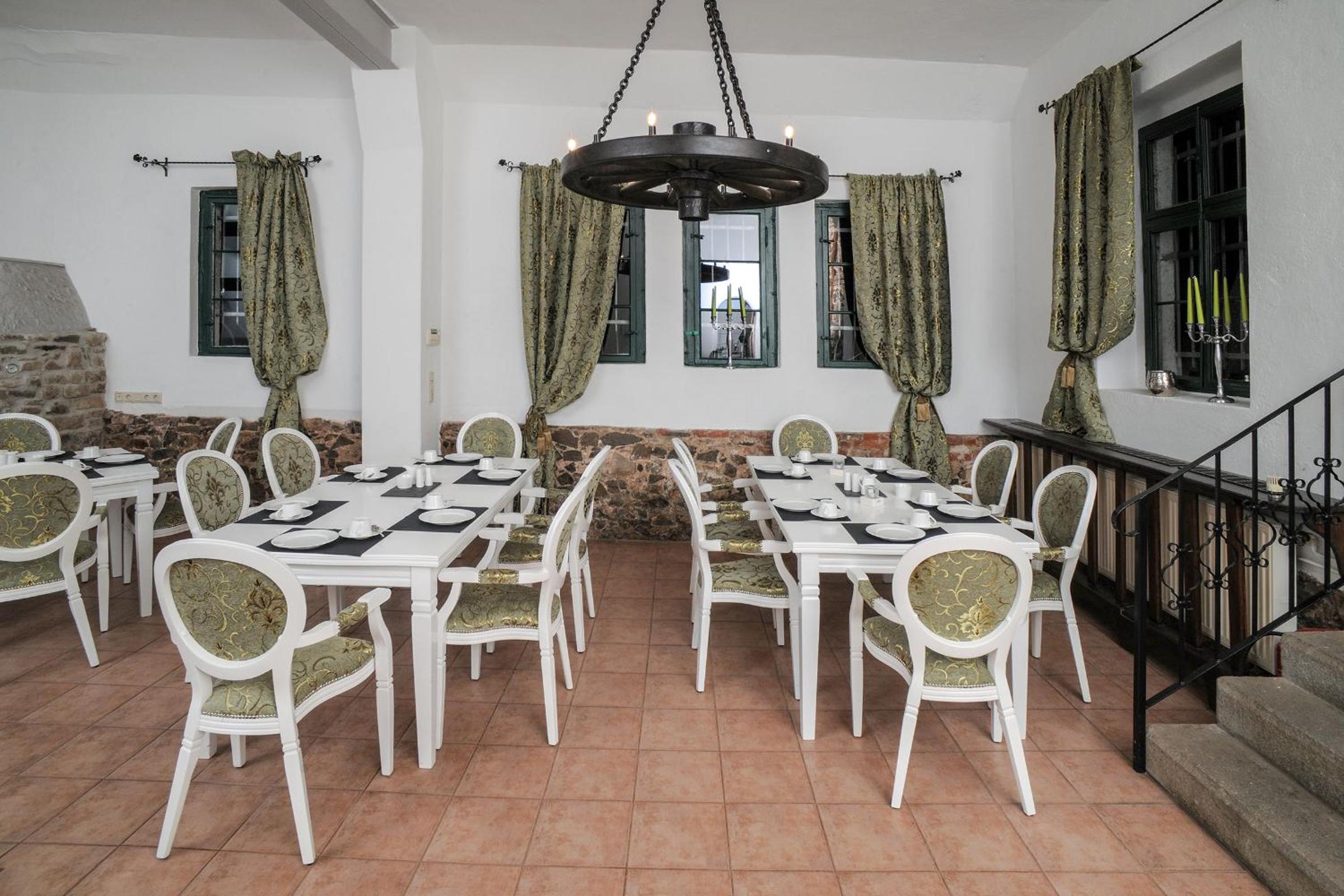 Deluxe Double Room (2 Adults + 1 Child) - Photo 13