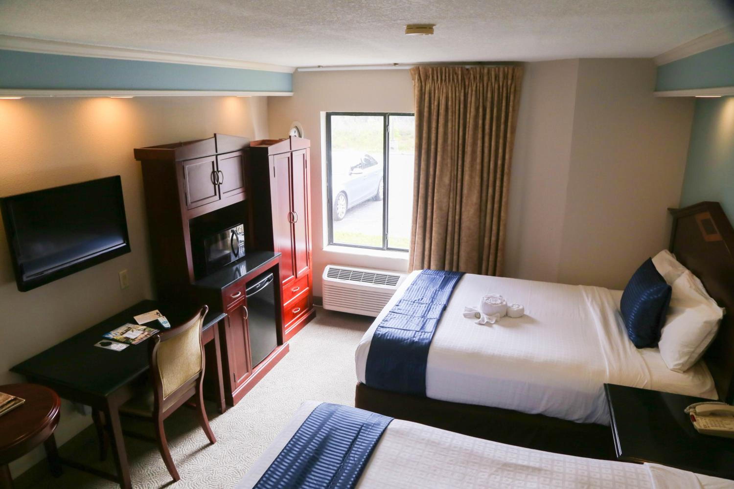 Queen Room with Two Queen Beds - Photo 3