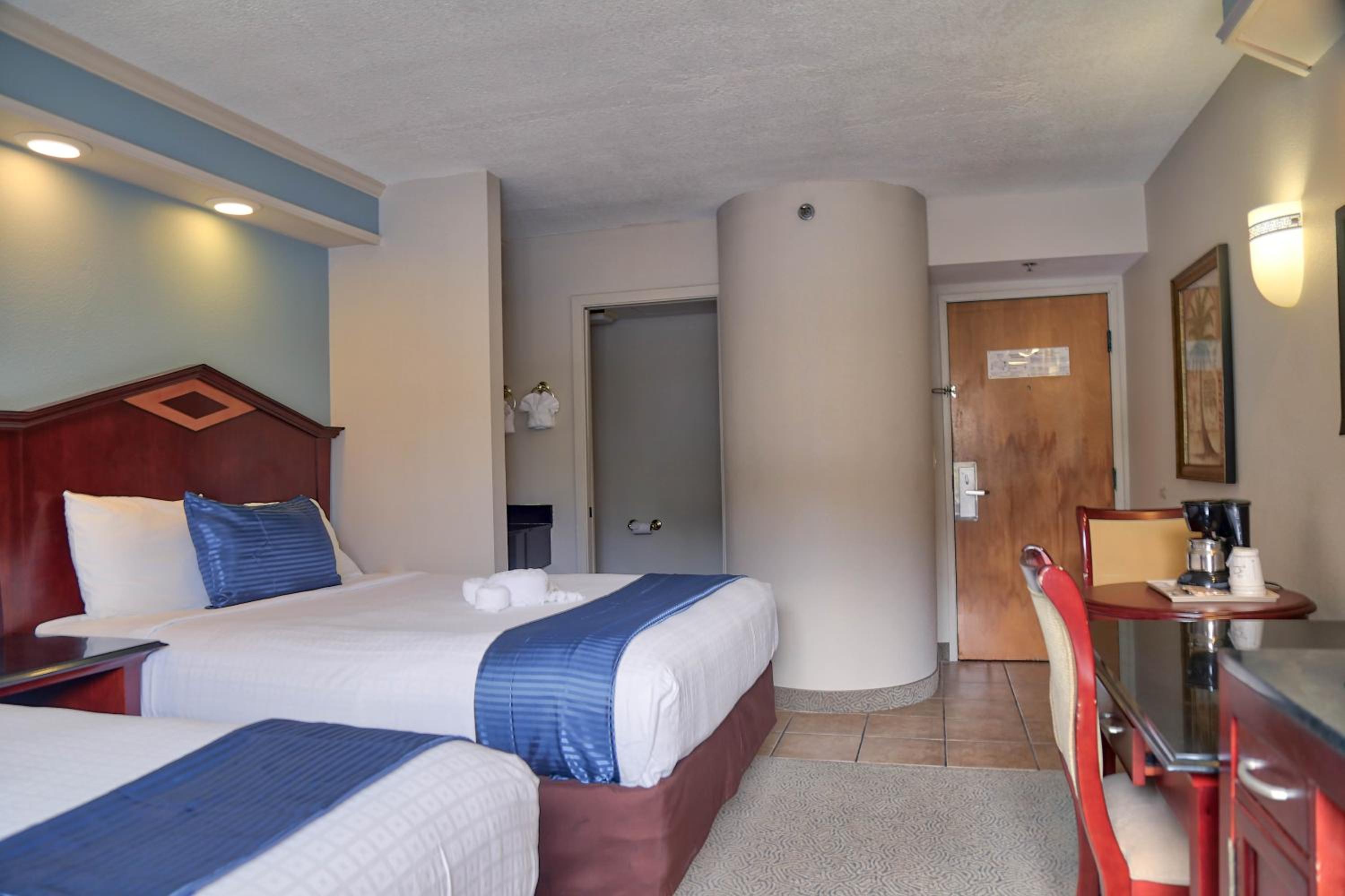 Queen Room with Two Queen Beds - Photo 2