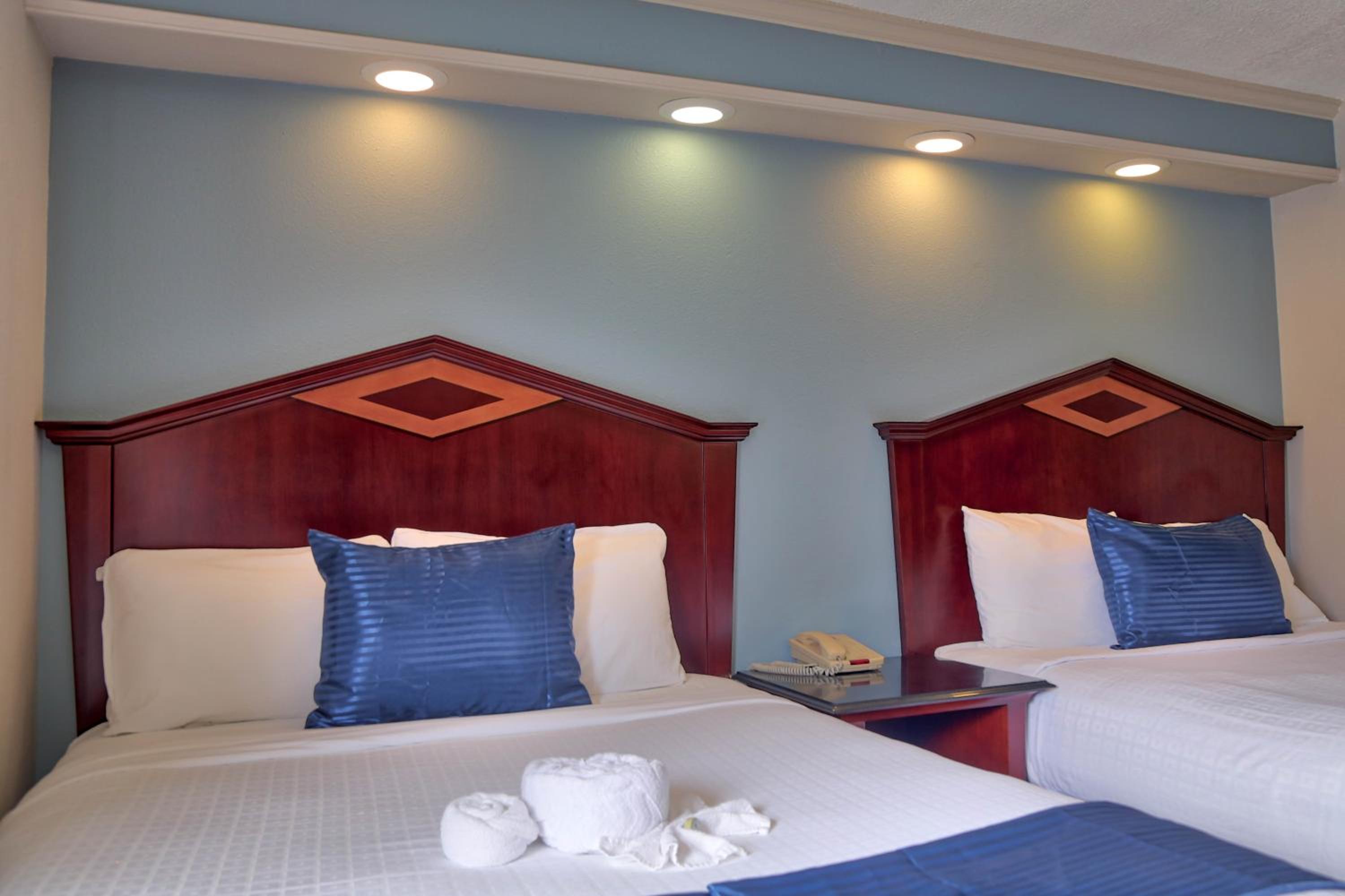 Queen Room with Two Queen Beds - Photo 8