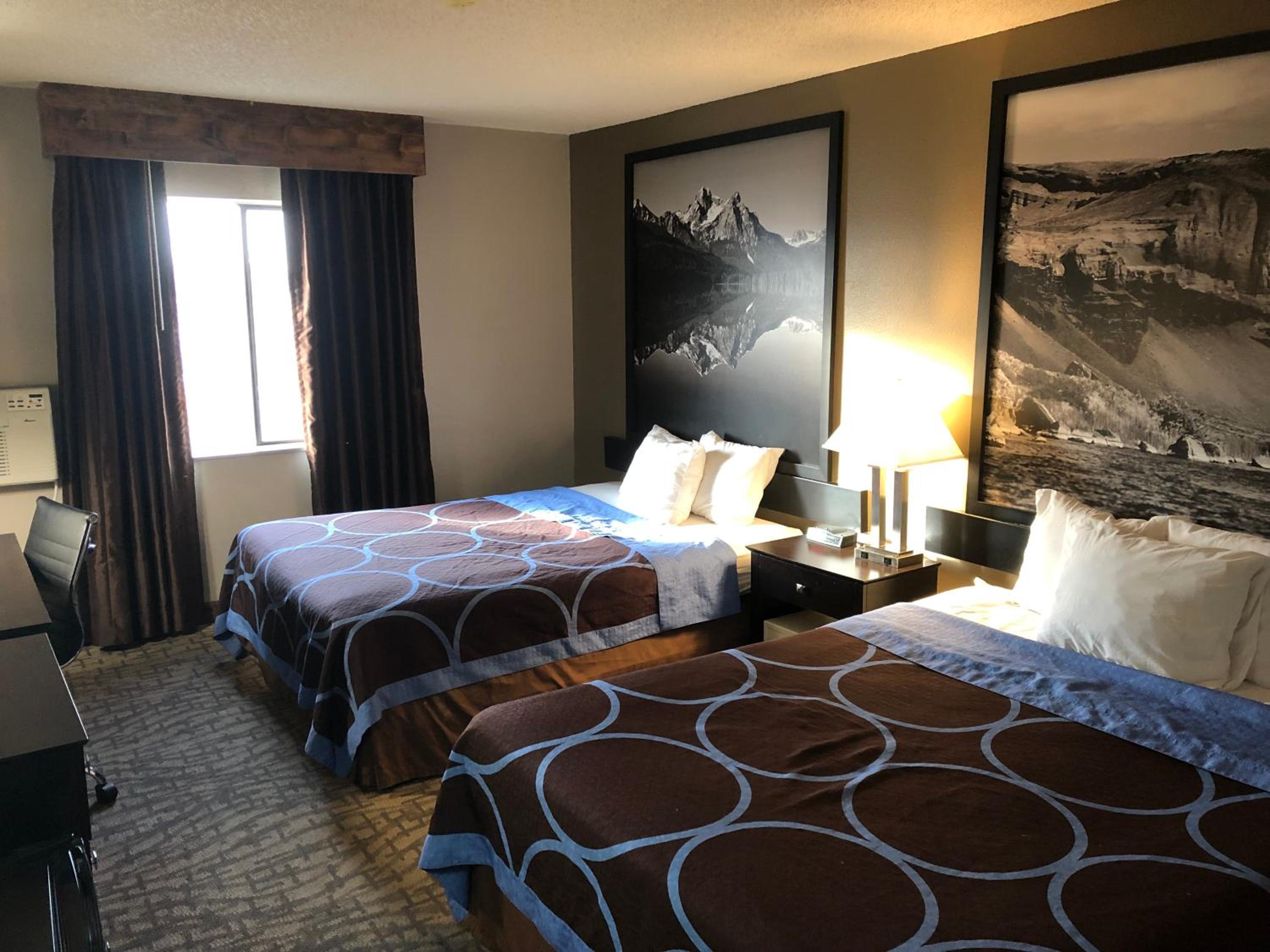 Queen Room with Two Queen Beds - Non-Smoking - Photo 3