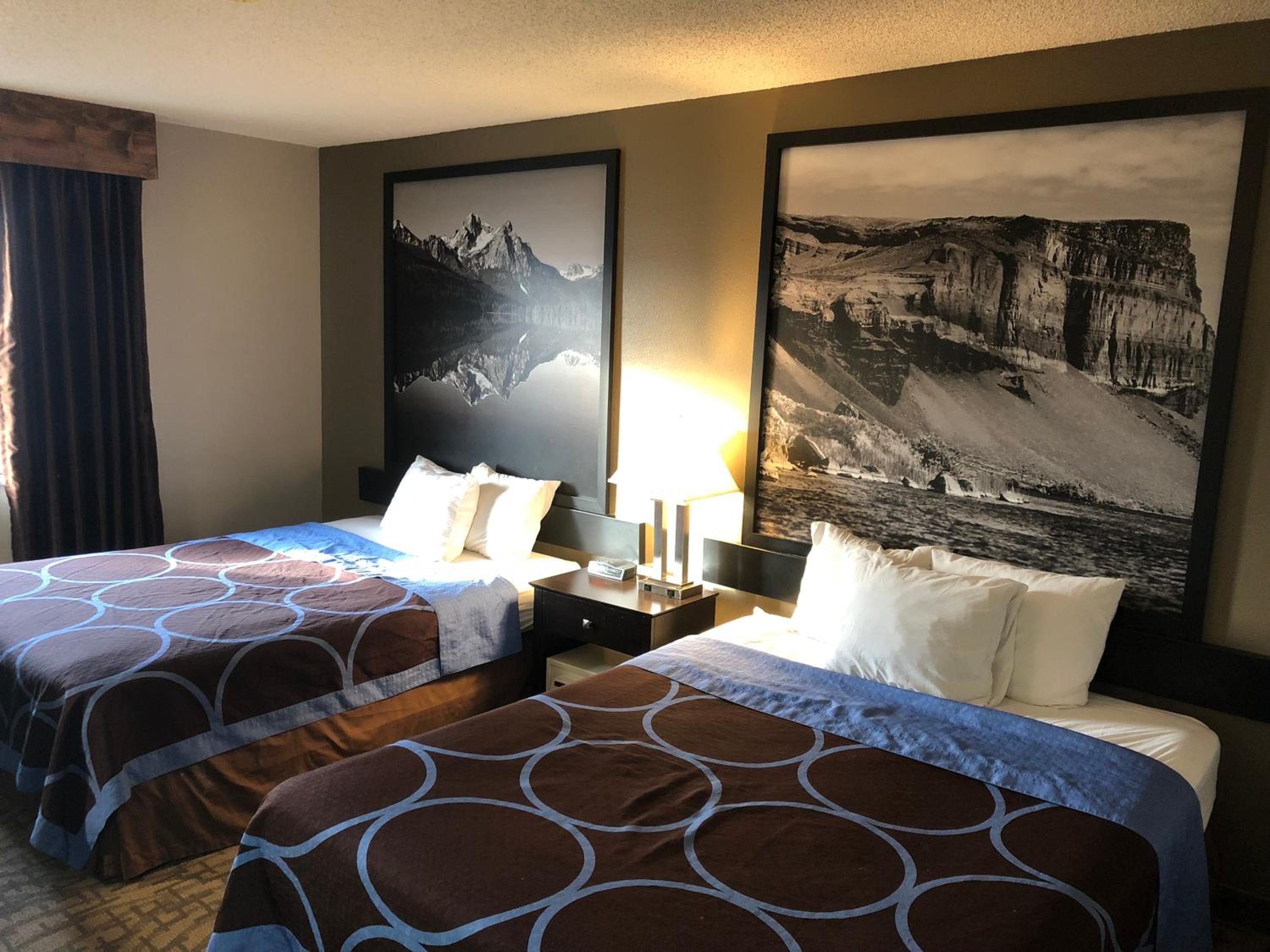 Queen Room with Two Queen Beds - Non-Smoking - Photo 2